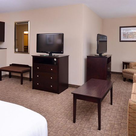 Holiday Inn Express & Suites Fairmont By Ihg Екстериор снимка