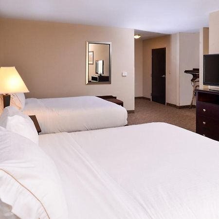Holiday Inn Express & Suites Fairmont By Ihg Екстериор снимка