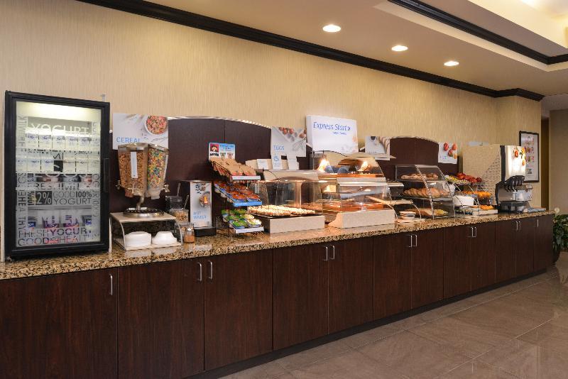 Holiday Inn Express & Suites Fairmont By Ihg Екстериор снимка