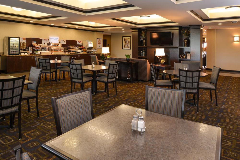 Holiday Inn Express & Suites Fairmont By Ihg Екстериор снимка
