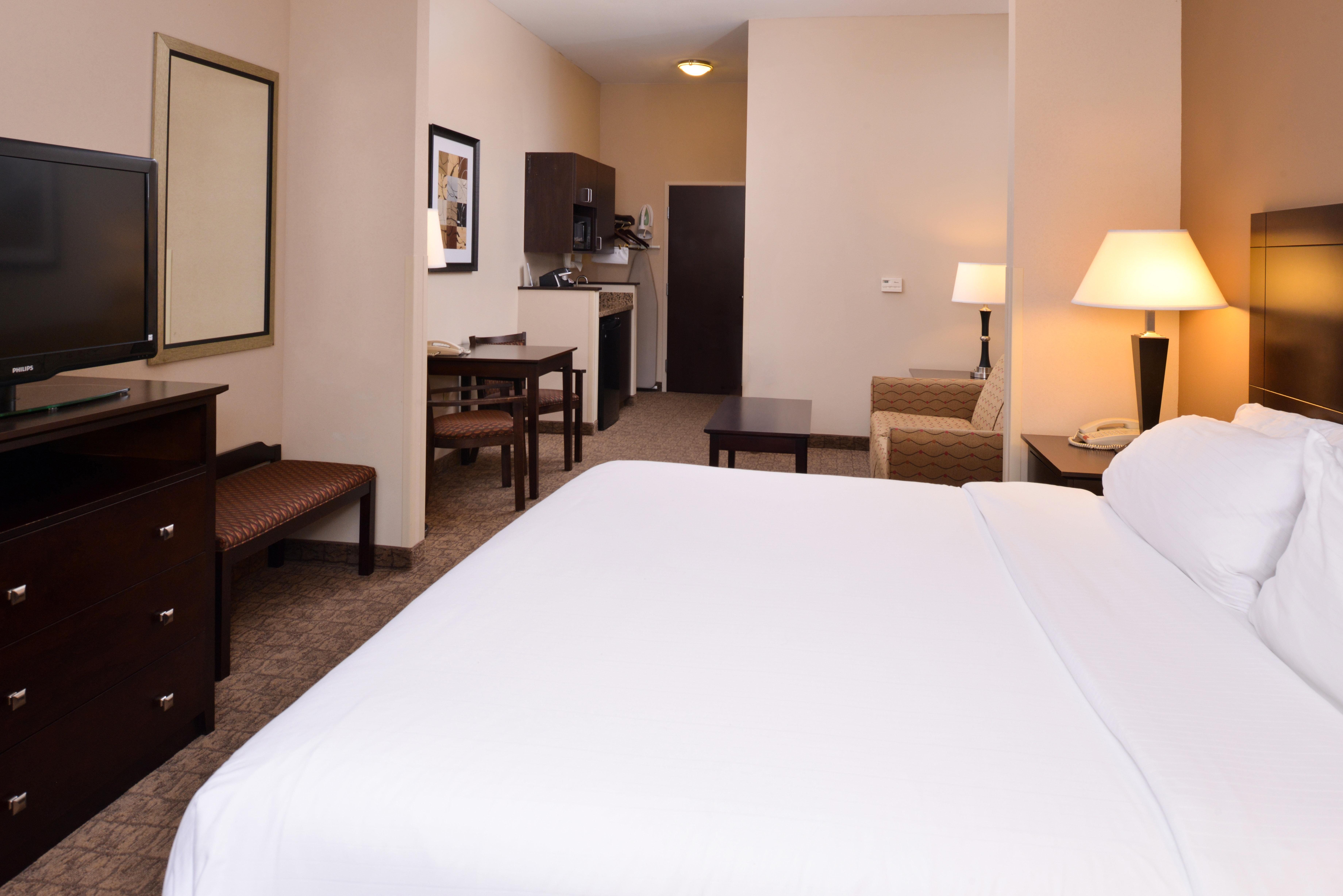 Holiday Inn Express & Suites Fairmont, An Ihg Hotel Екстериор снимка