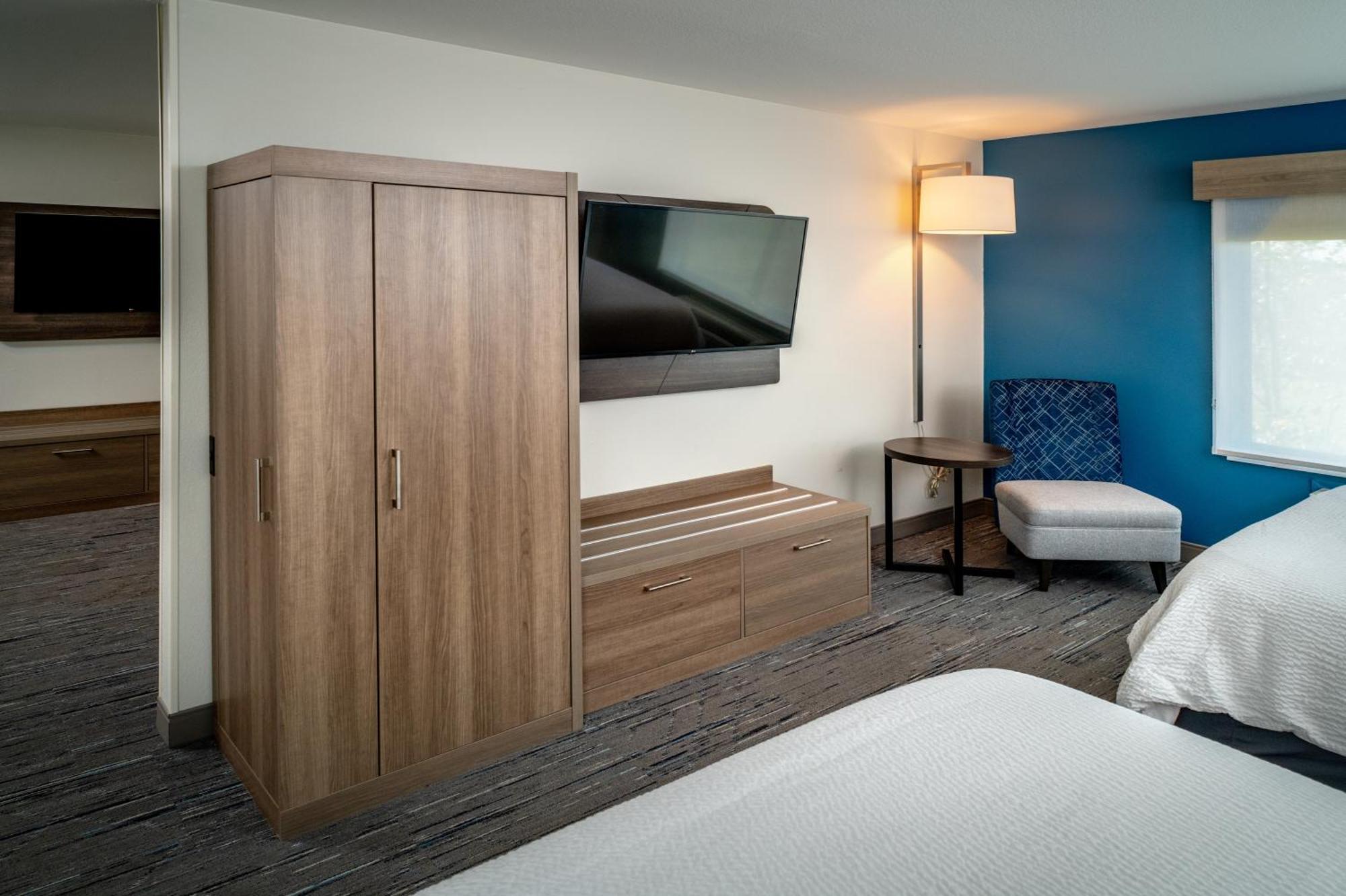 Holiday Inn Express & Suites Fairmont By Ihg Екстериор снимка