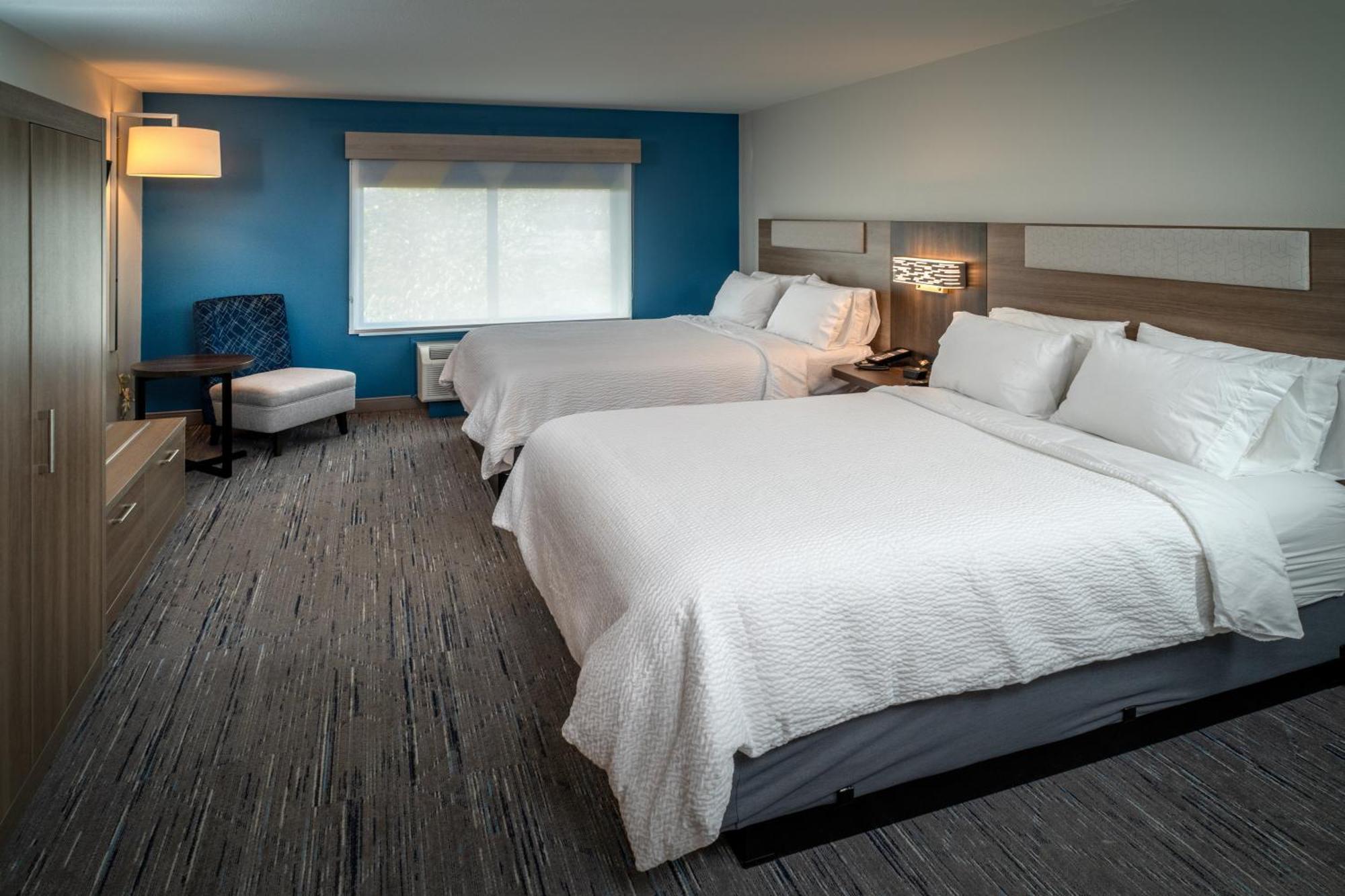 Holiday Inn Express & Suites Fairmont By Ihg Екстериор снимка