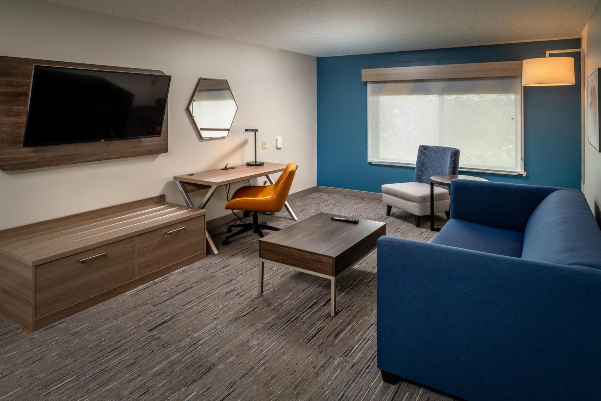 Holiday Inn Express & Suites Fairmont By Ihg Екстериор снимка