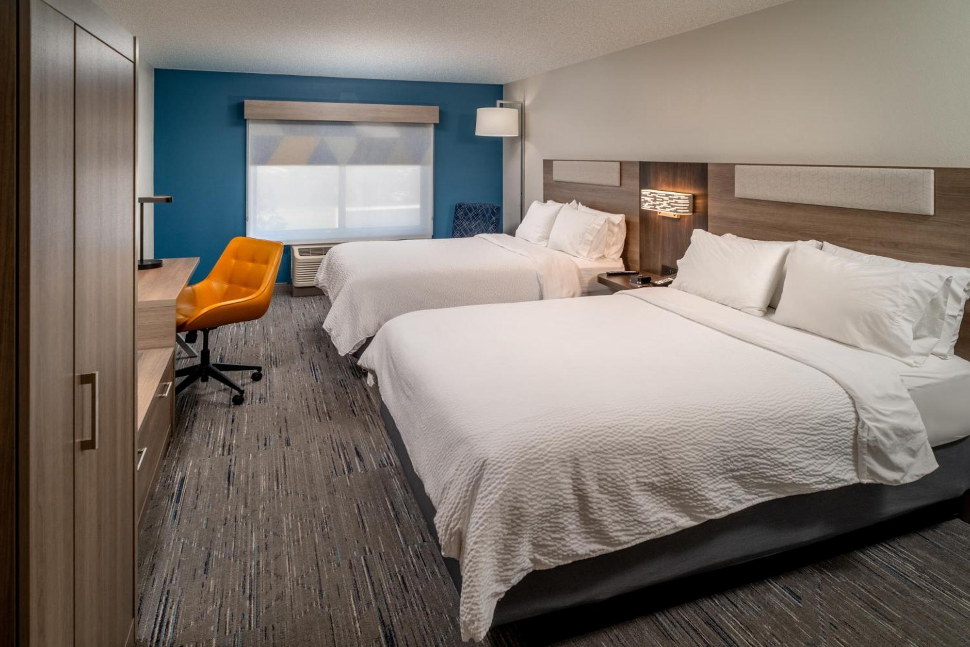 Holiday Inn Express & Suites Fairmont By Ihg Екстериор снимка