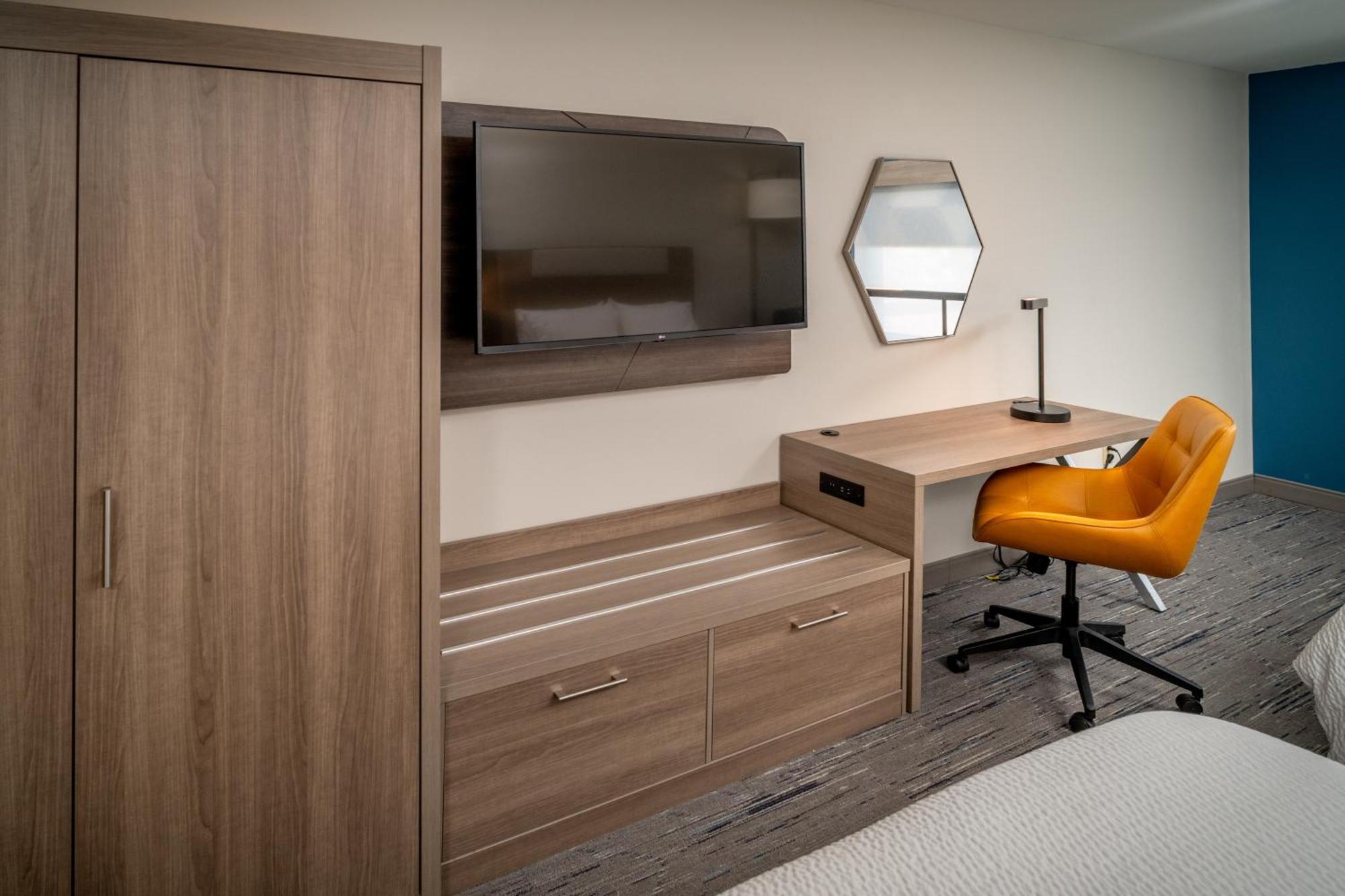 Holiday Inn Express & Suites Fairmont By Ihg Екстериор снимка