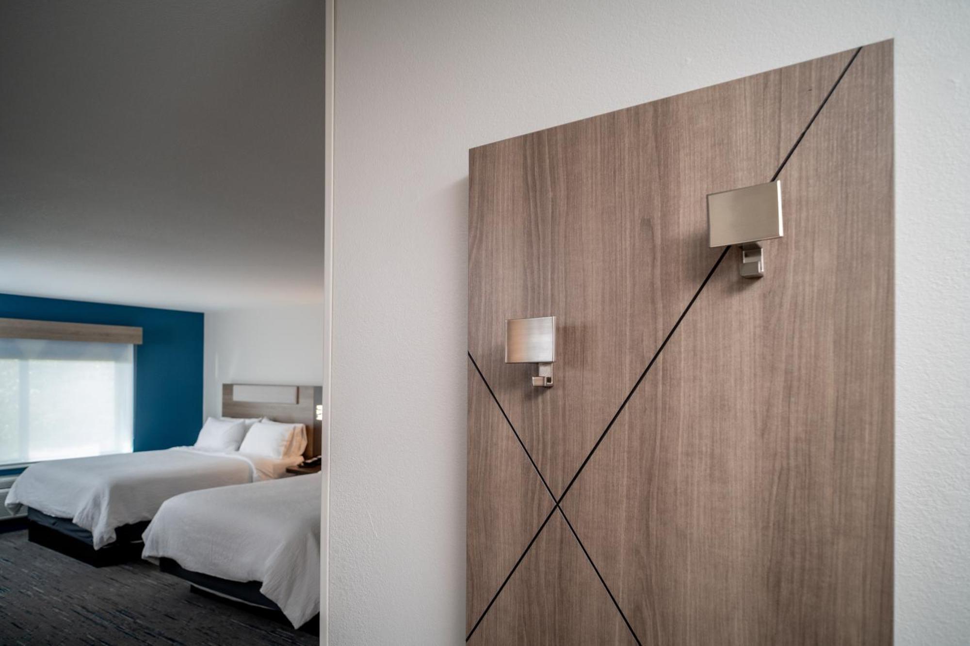 Holiday Inn Express & Suites Fairmont By Ihg Екстериор снимка