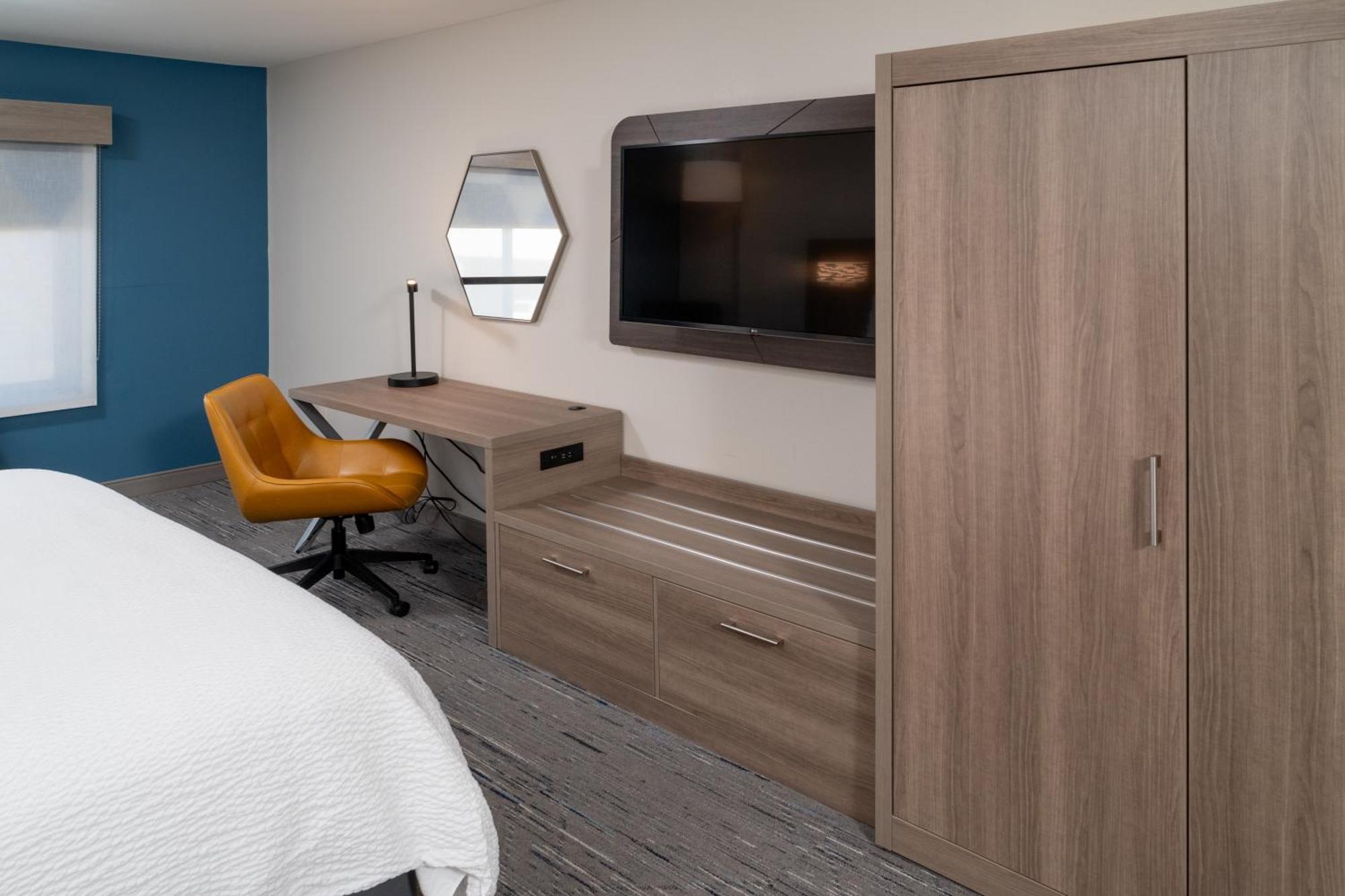 Holiday Inn Express & Suites Fairmont By Ihg Екстериор снимка