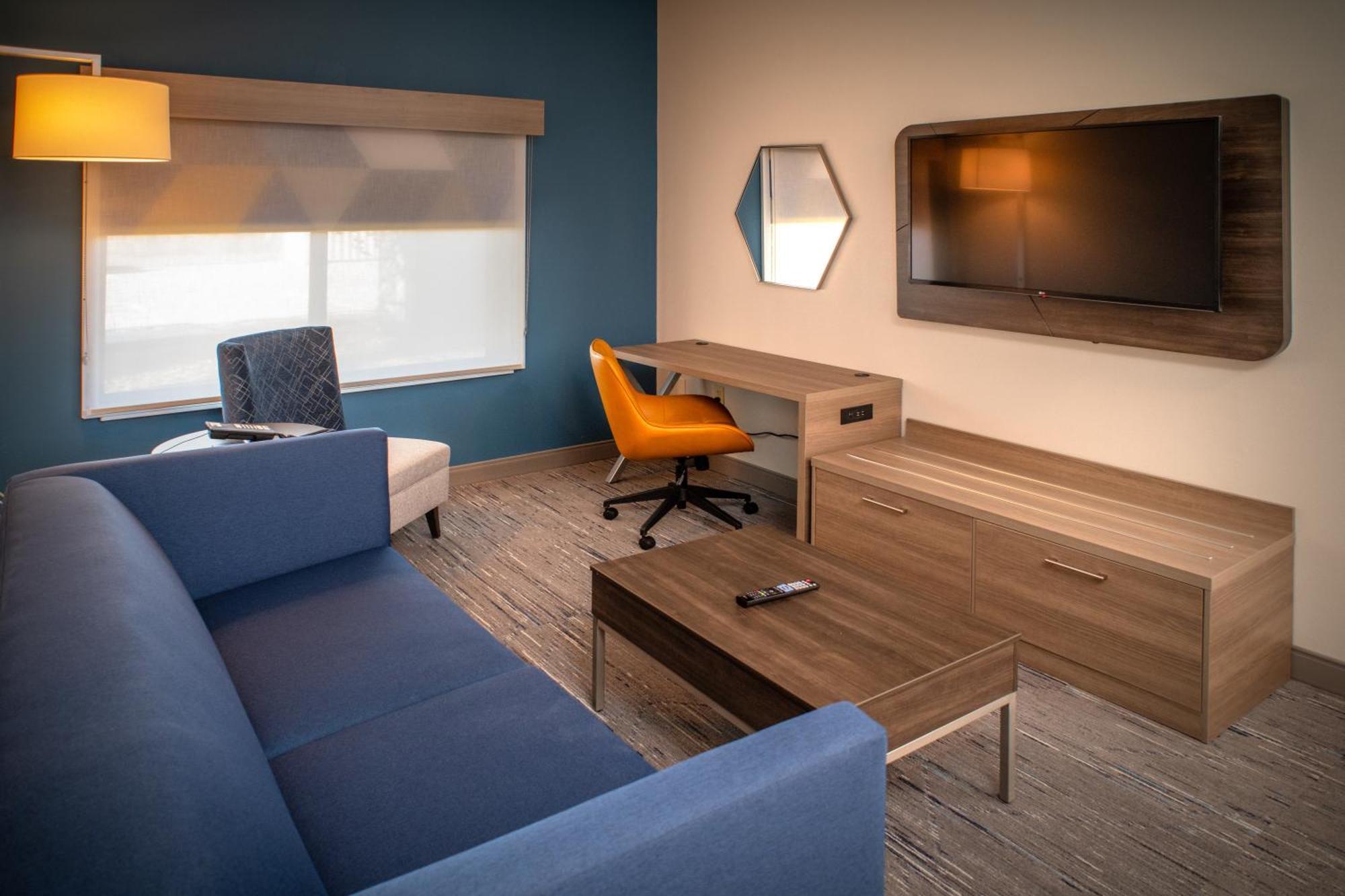 Holiday Inn Express & Suites Fairmont By Ihg Екстериор снимка