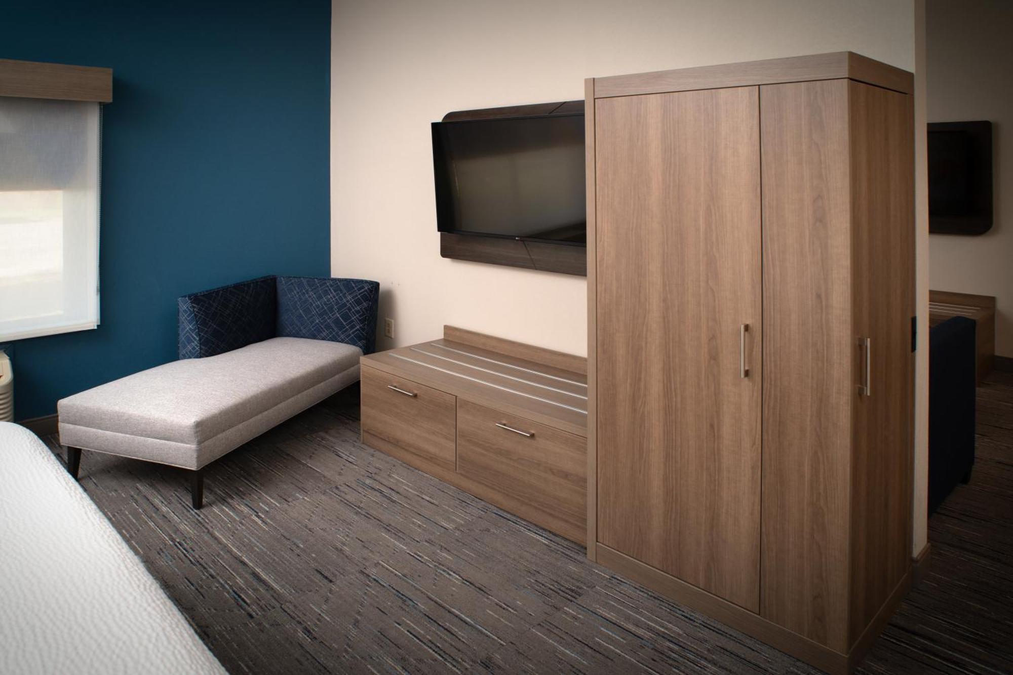 Holiday Inn Express & Suites Fairmont By Ihg Екстериор снимка