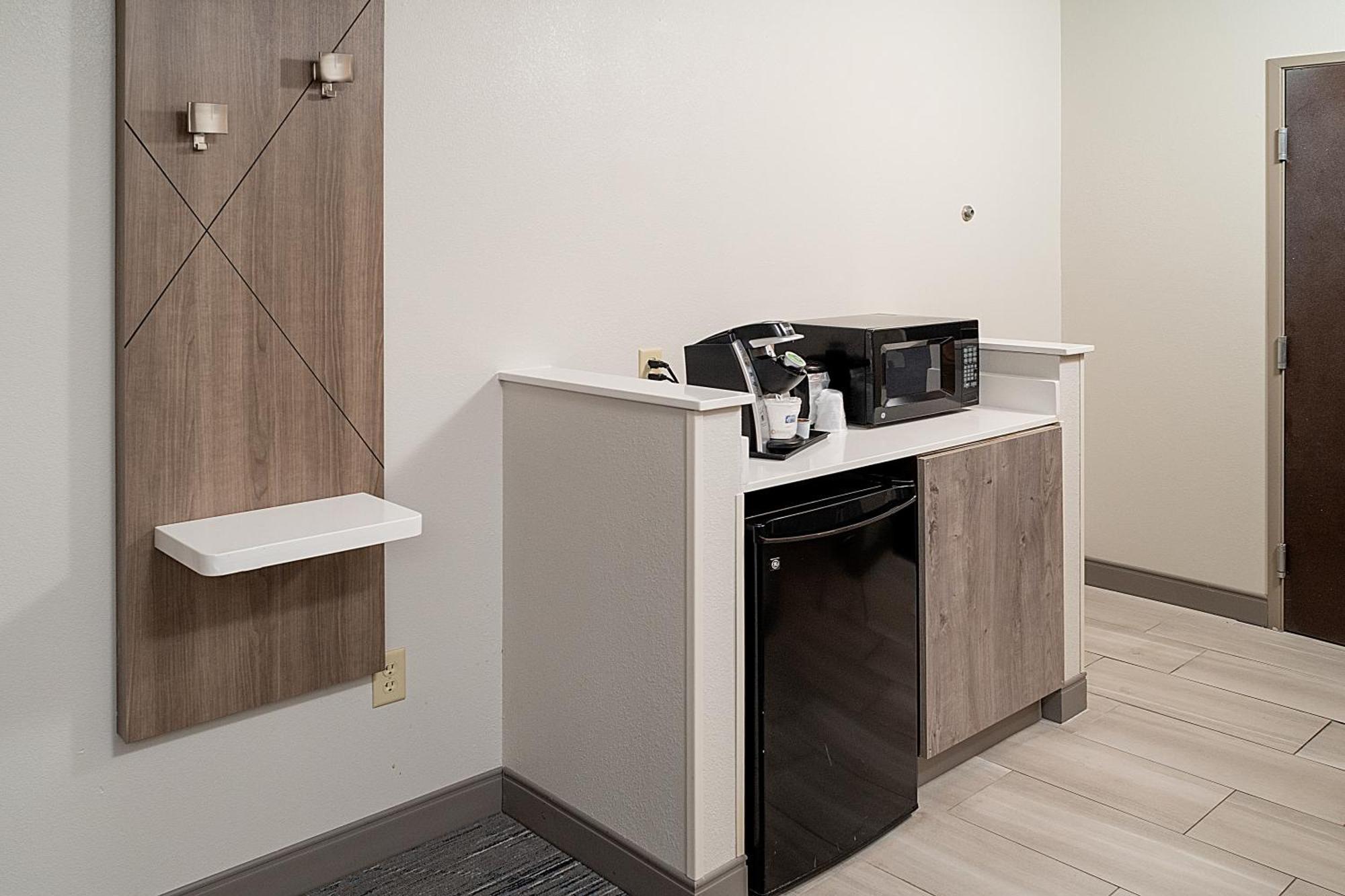 Holiday Inn Express & Suites Fairmont By Ihg Екстериор снимка