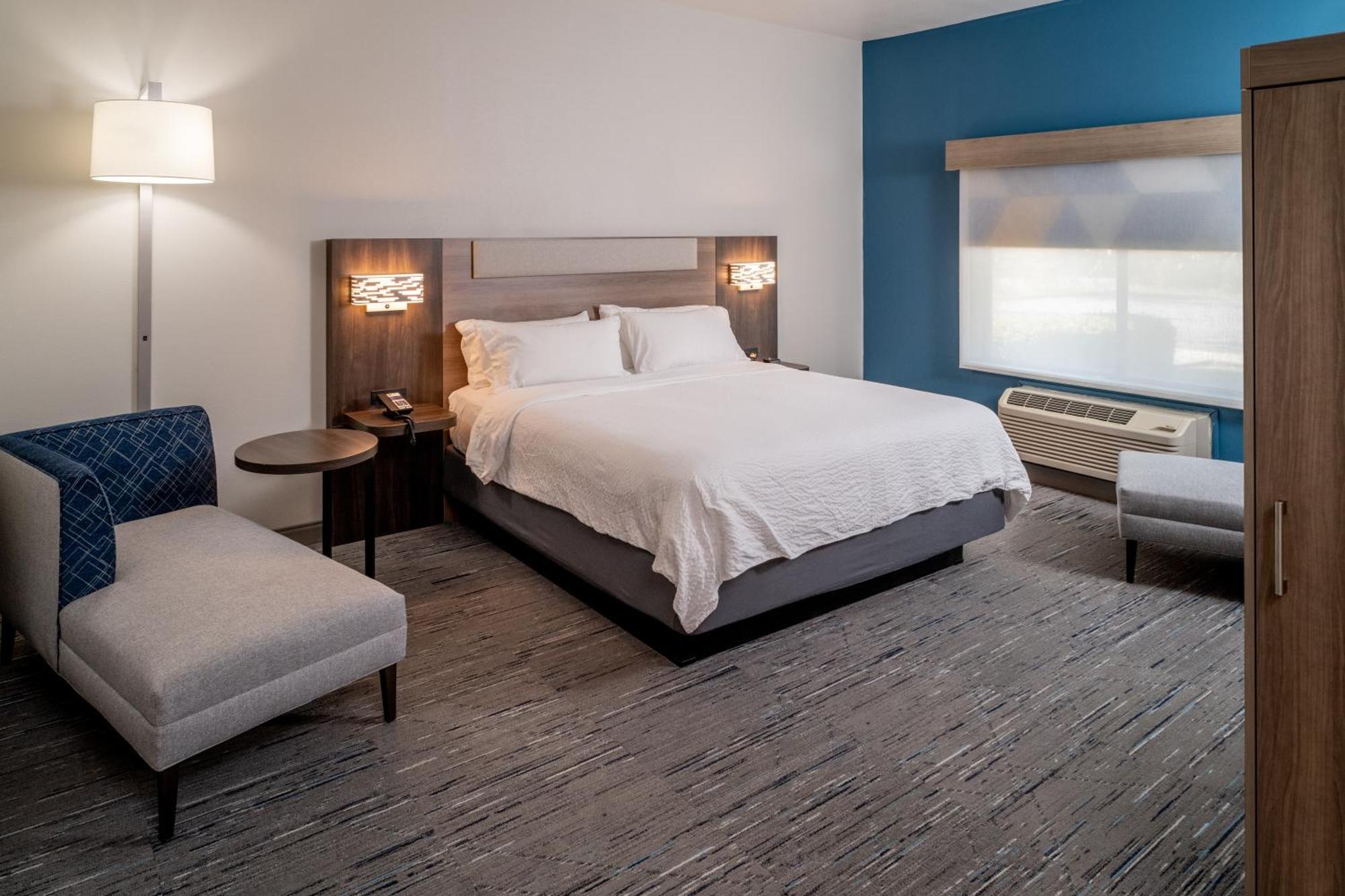 Holiday Inn Express & Suites Fairmont By Ihg Екстериор снимка