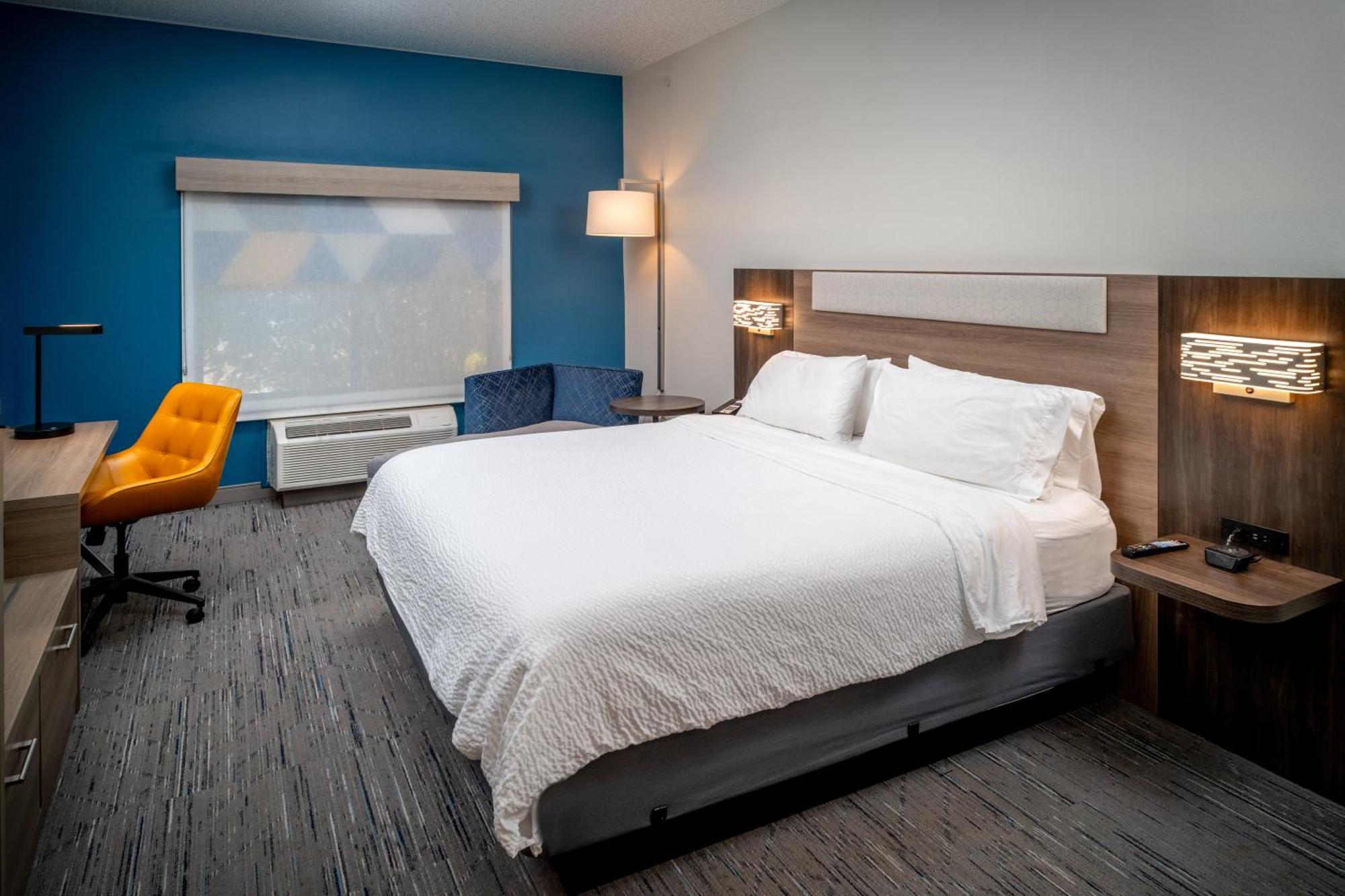 Holiday Inn Express & Suites Fairmont By Ihg Екстериор снимка