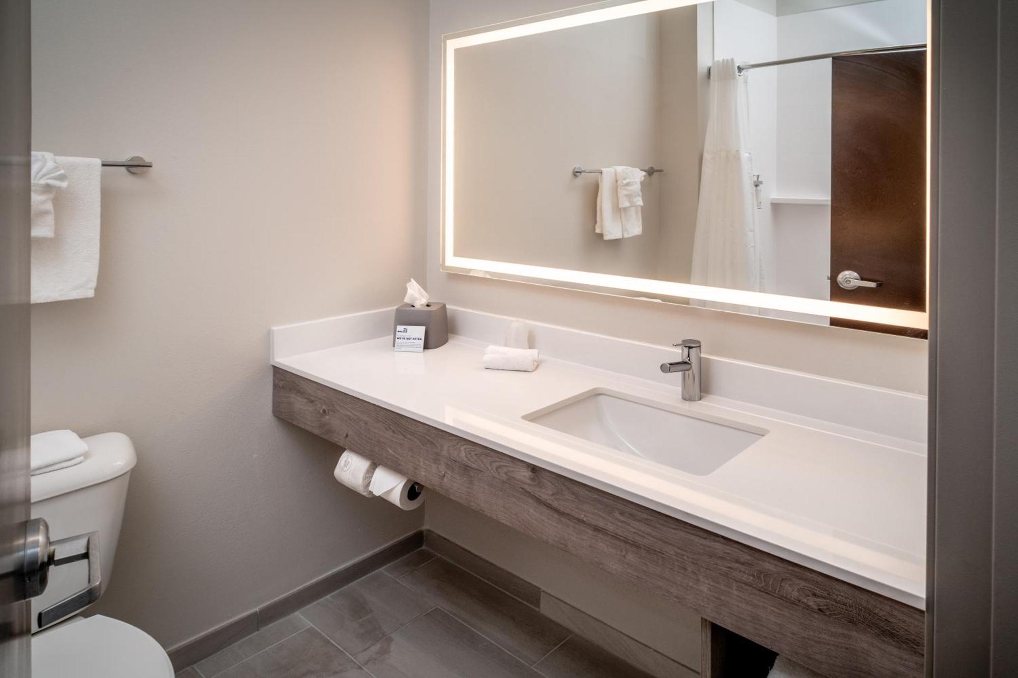 Holiday Inn Express & Suites Fairmont By Ihg Екстериор снимка