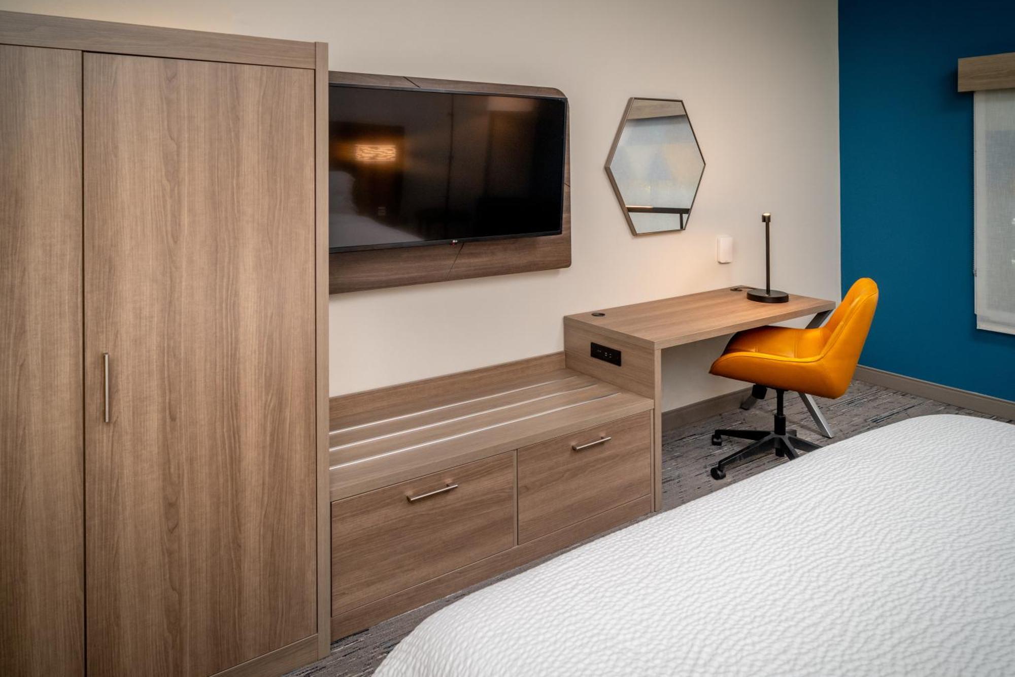 Holiday Inn Express & Suites Fairmont By Ihg Екстериор снимка