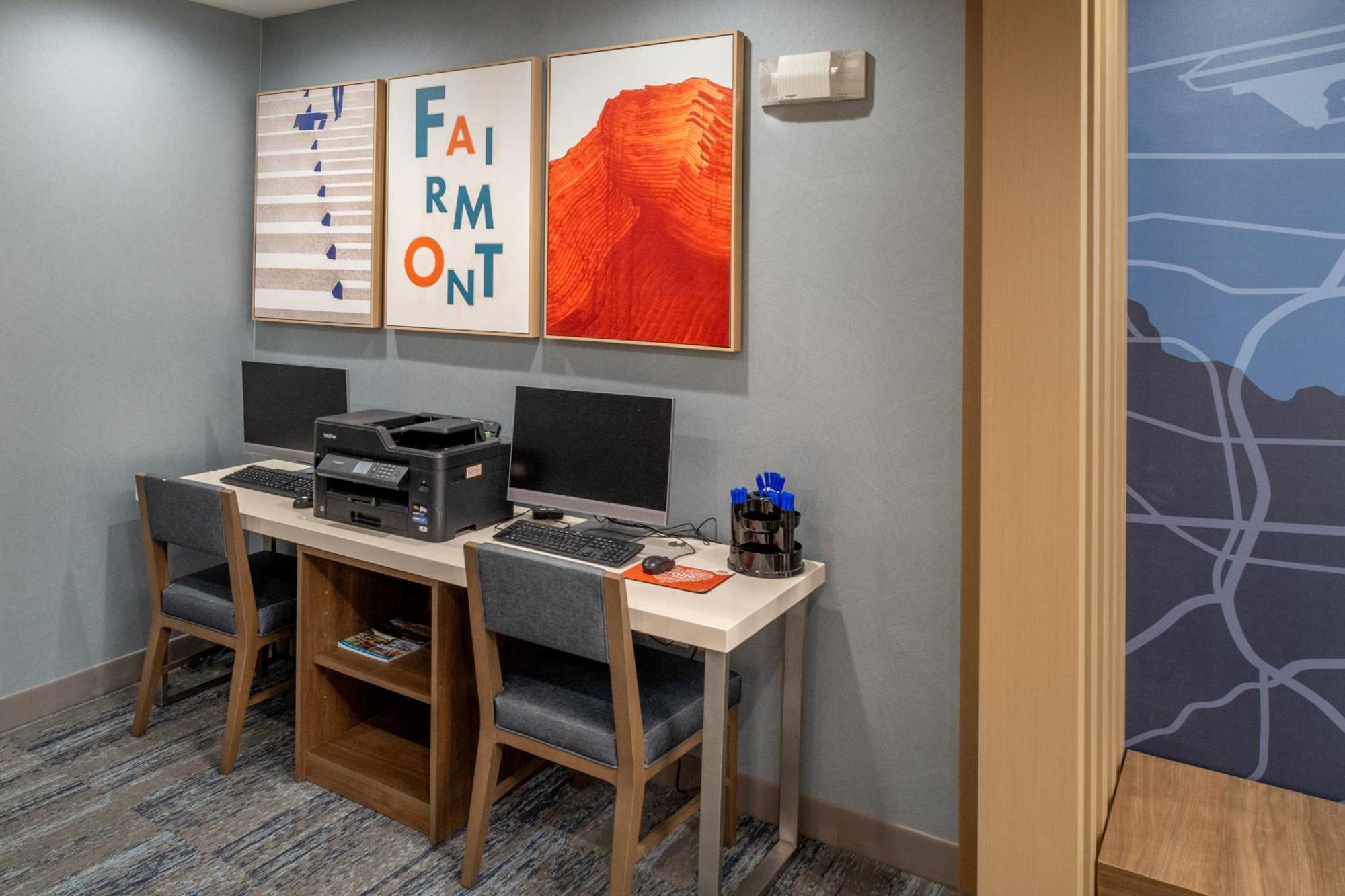 Holiday Inn Express & Suites Fairmont By Ihg Екстериор снимка