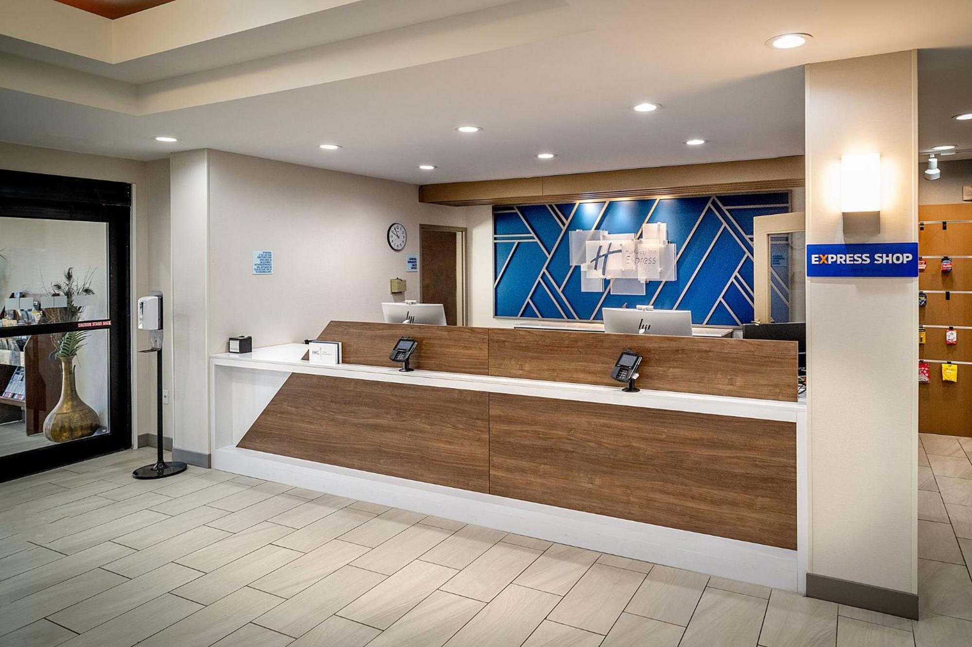 Holiday Inn Express & Suites Fairmont By Ihg Екстериор снимка
