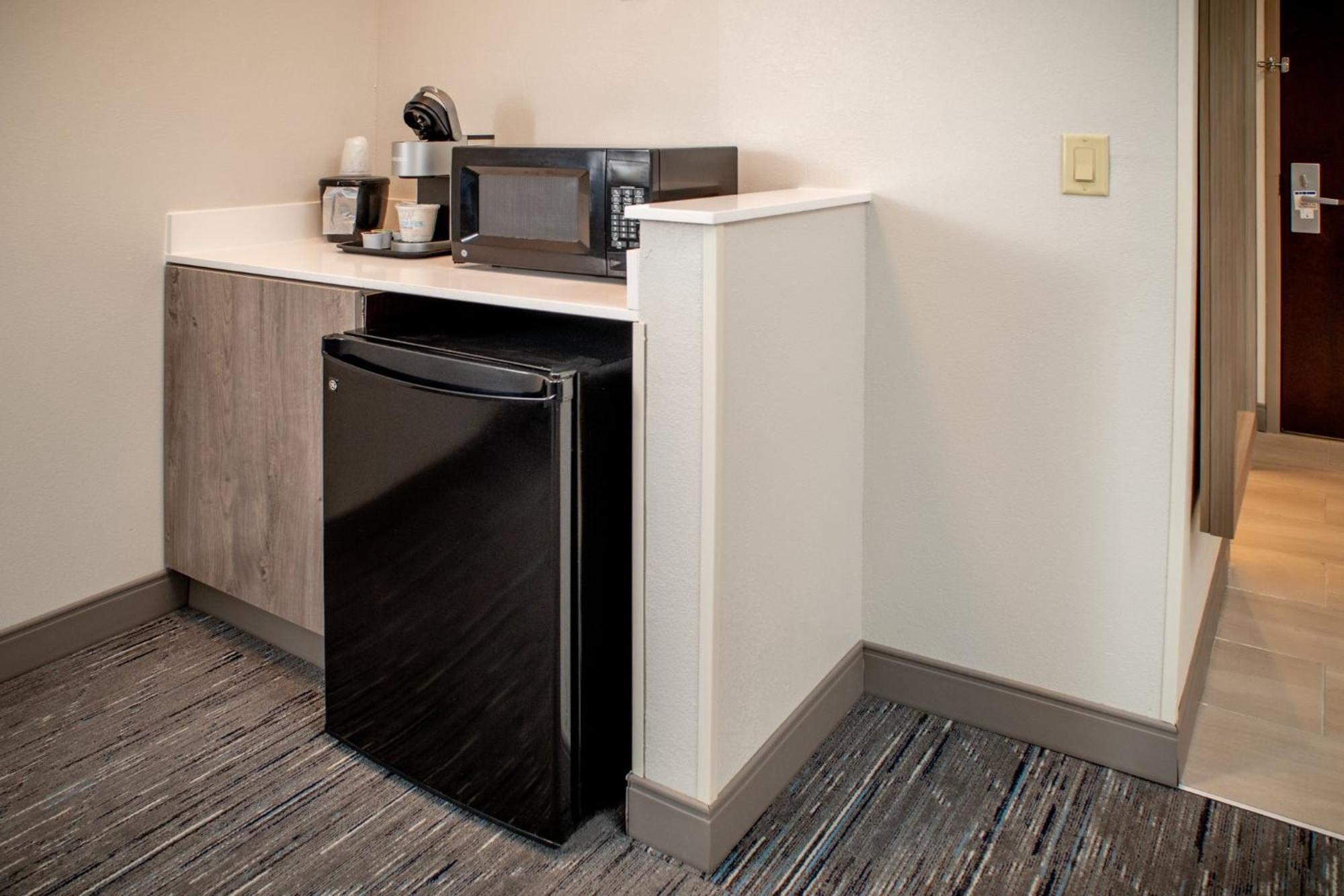Holiday Inn Express & Suites Fairmont By Ihg Екстериор снимка