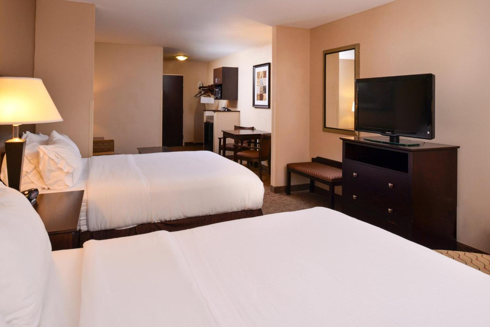 Holiday Inn Express & Suites Fairmont By Ihg Екстериор снимка
