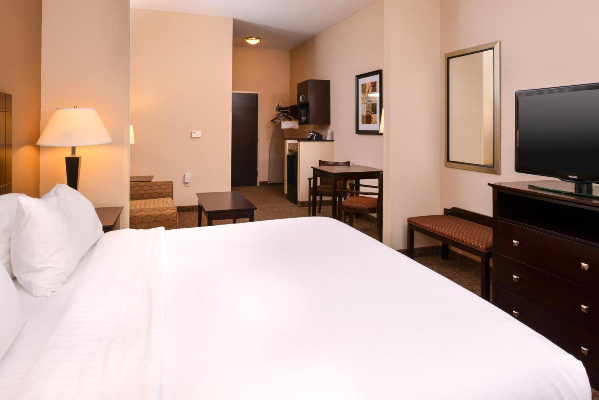Holiday Inn Express & Suites Fairmont By Ihg Екстериор снимка