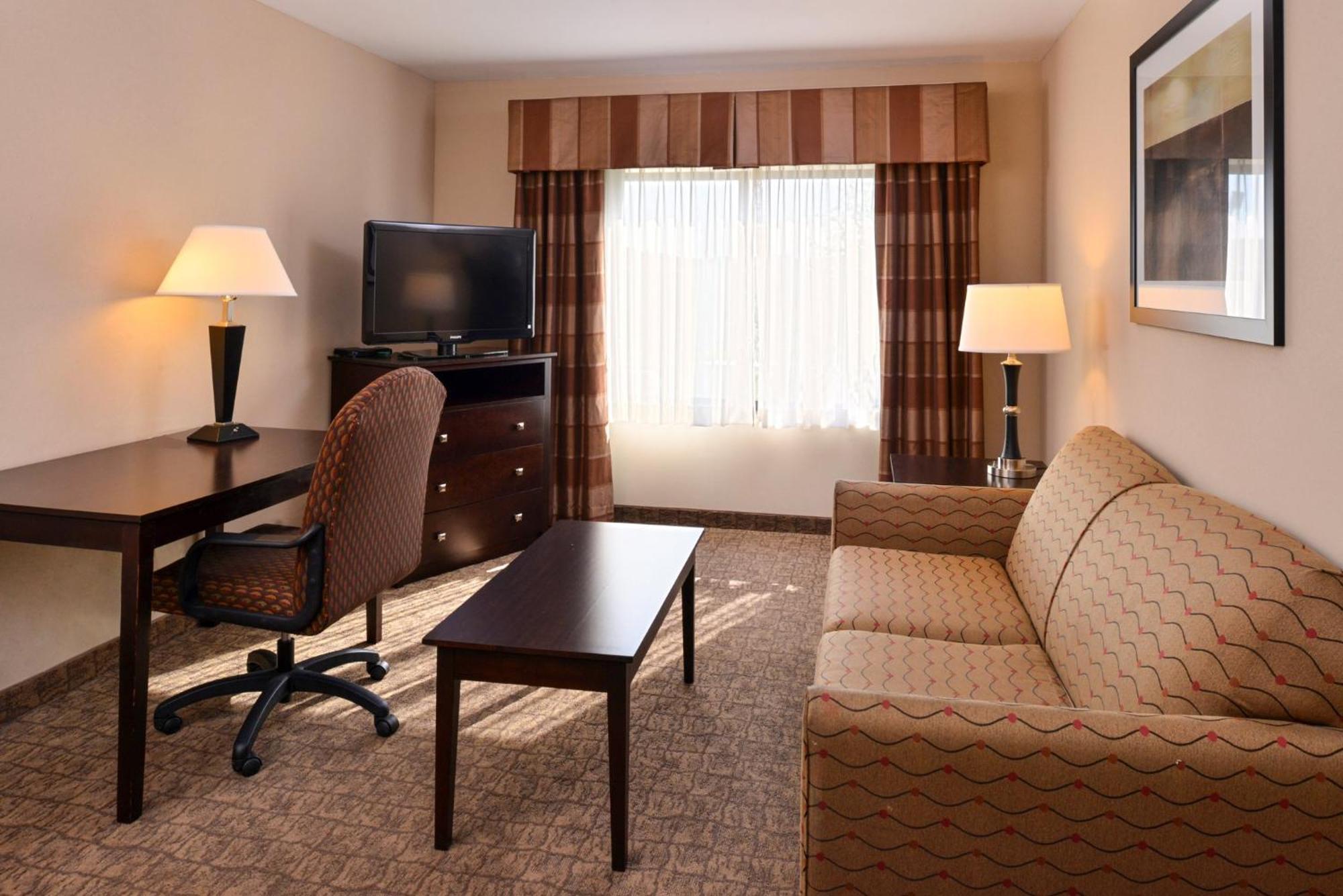 Holiday Inn Express & Suites Fairmont By Ihg Екстериор снимка