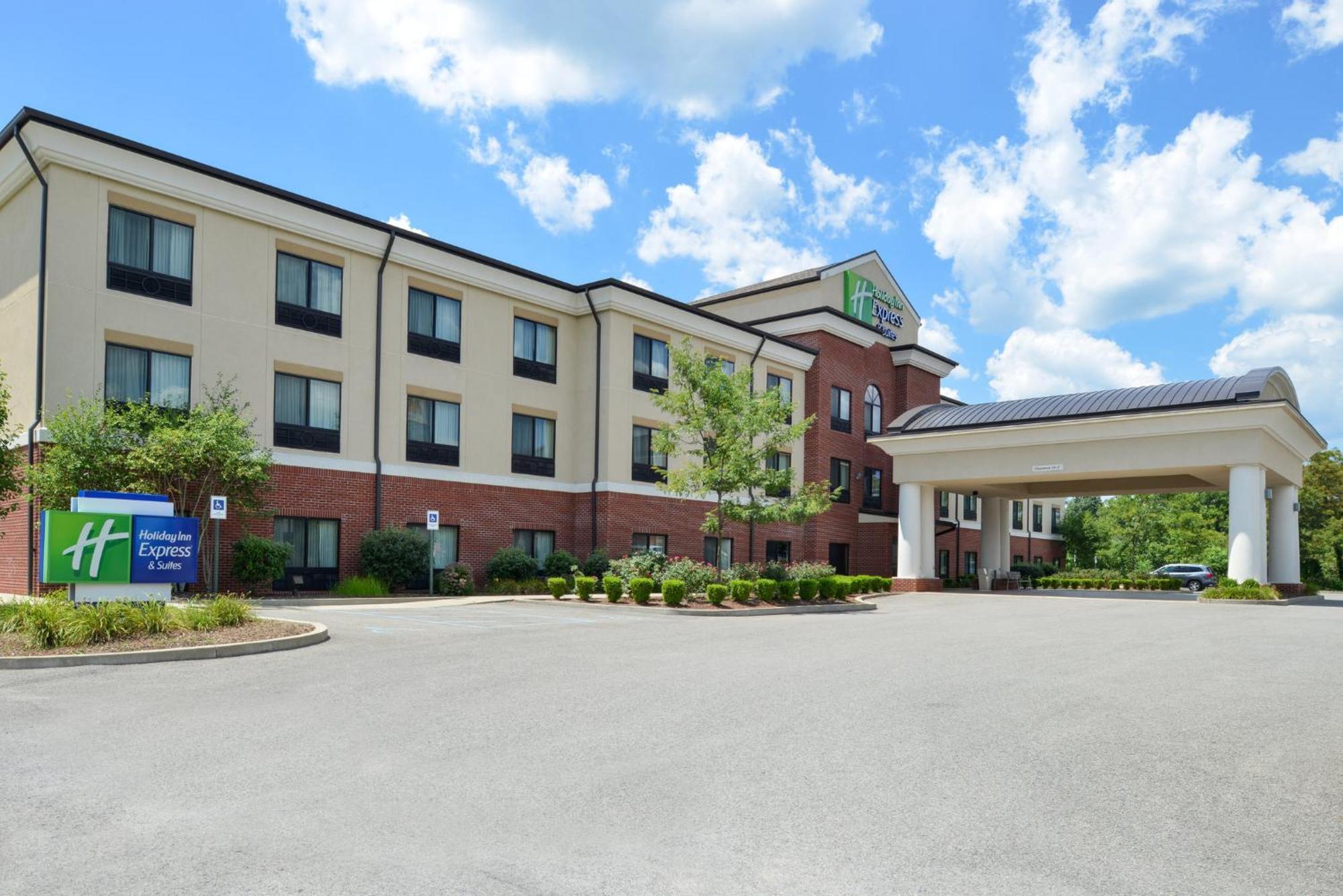 Holiday Inn Express & Suites Fairmont By Ihg Екстериор снимка