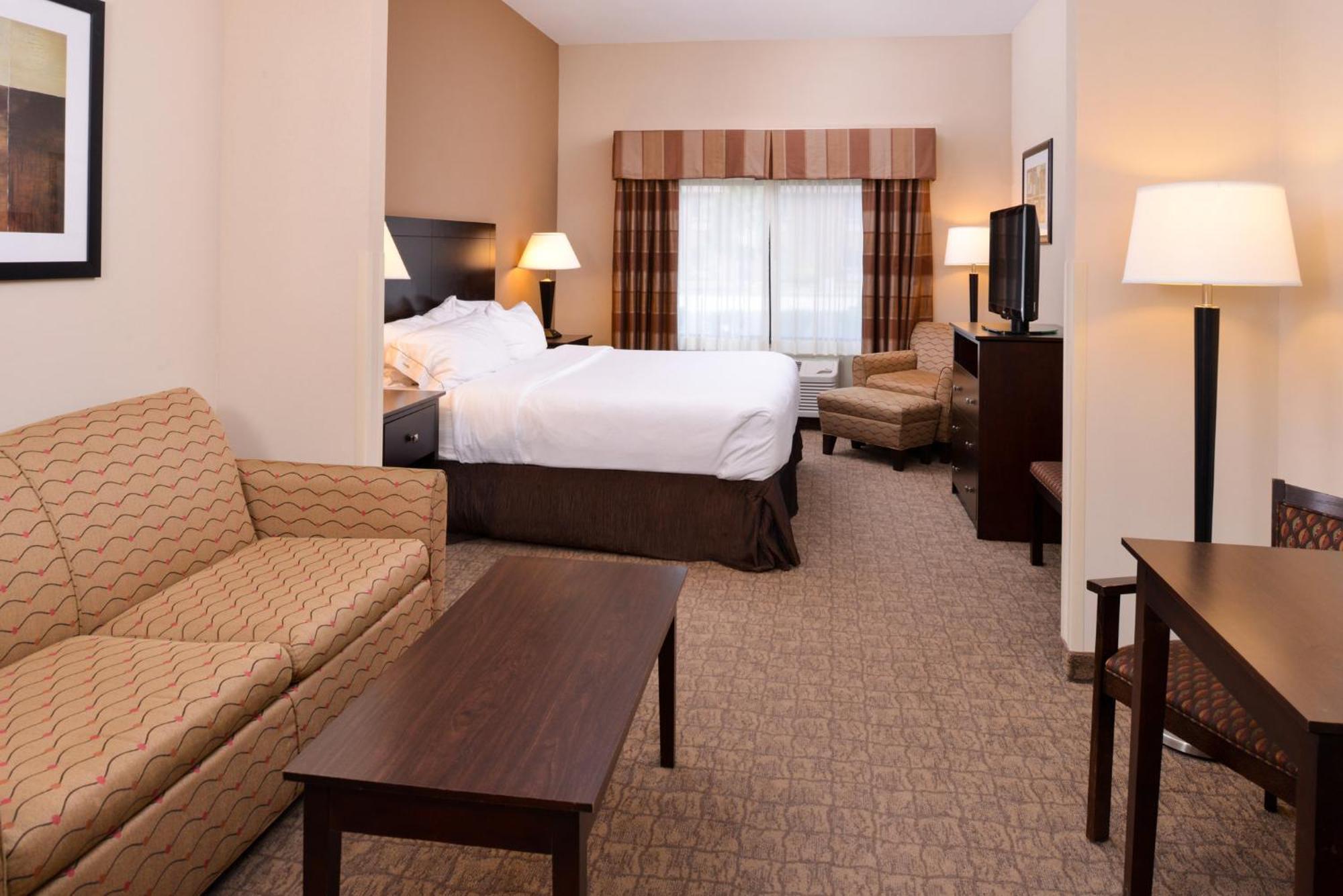 Holiday Inn Express & Suites Fairmont By Ihg Екстериор снимка