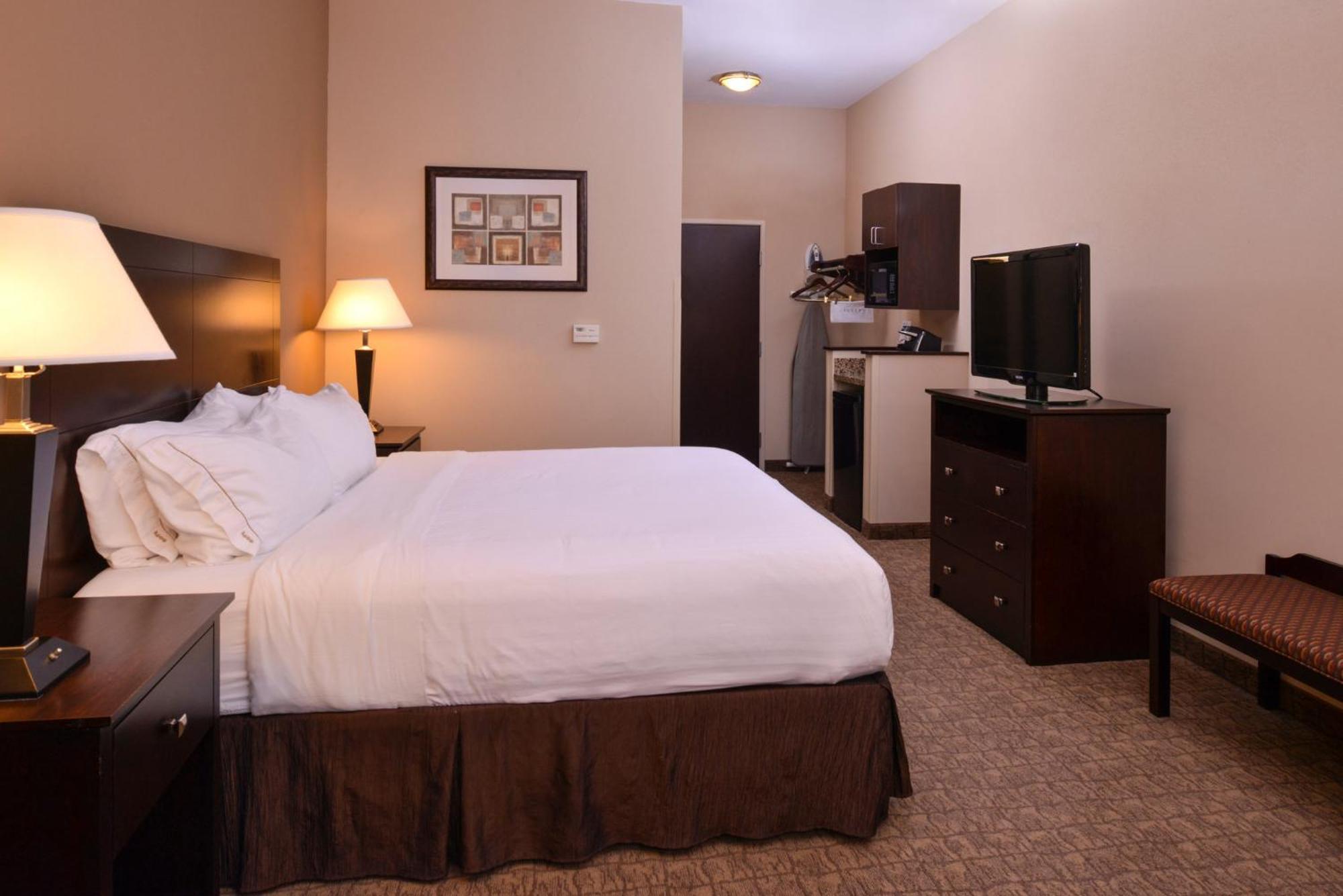 Holiday Inn Express & Suites Fairmont By Ihg Екстериор снимка