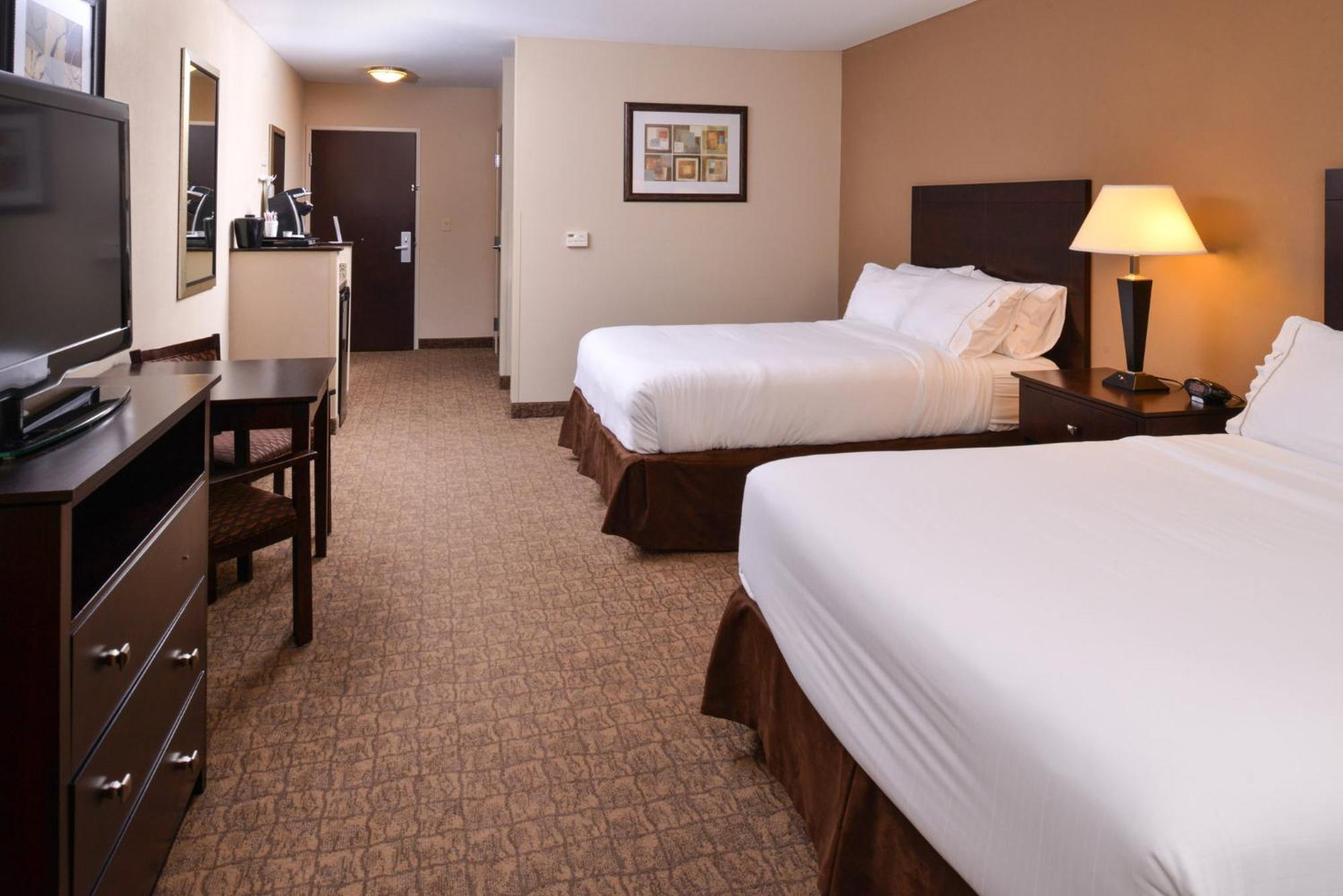 Holiday Inn Express & Suites Fairmont By Ihg Екстериор снимка