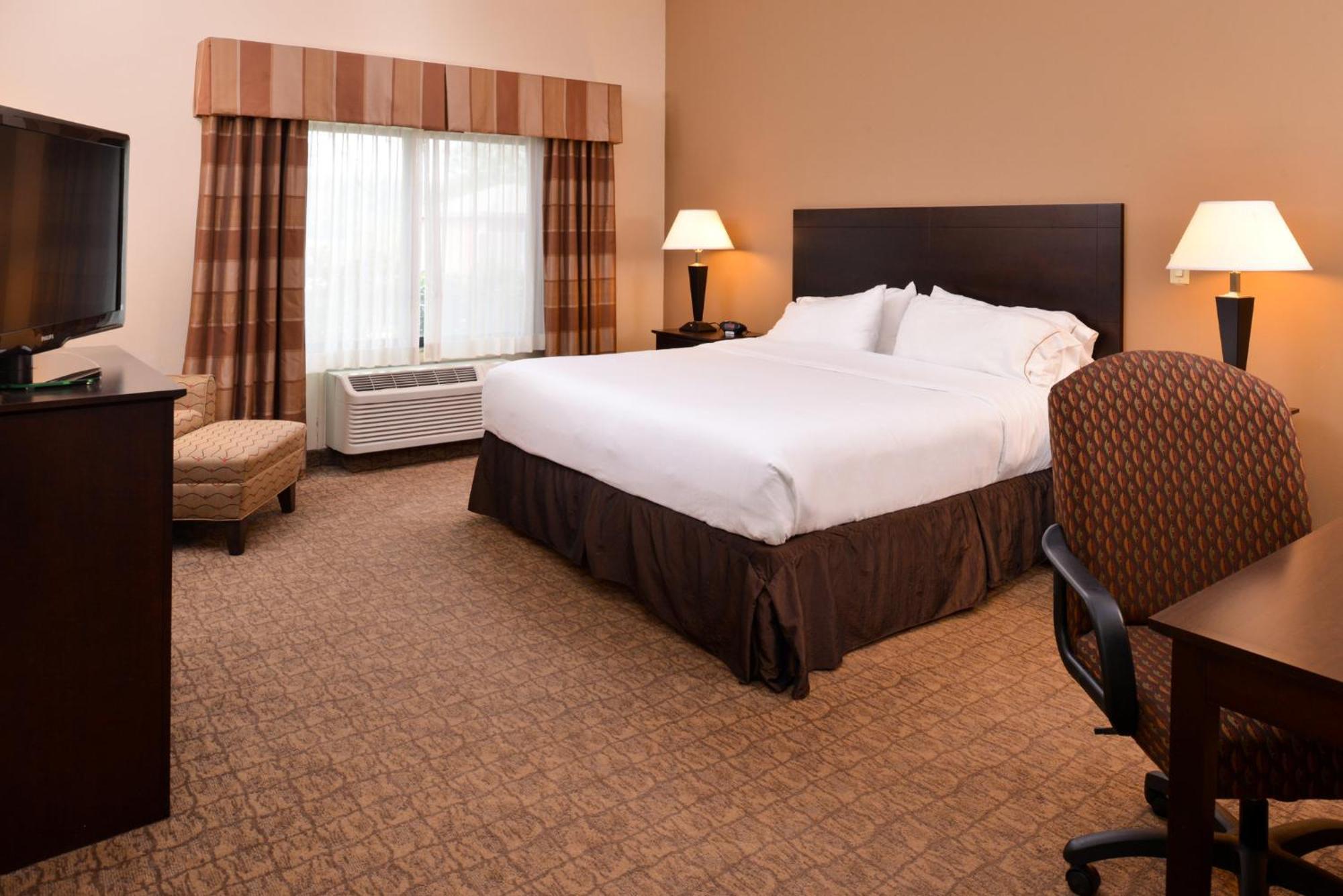 Holiday Inn Express & Suites Fairmont By Ihg Екстериор снимка