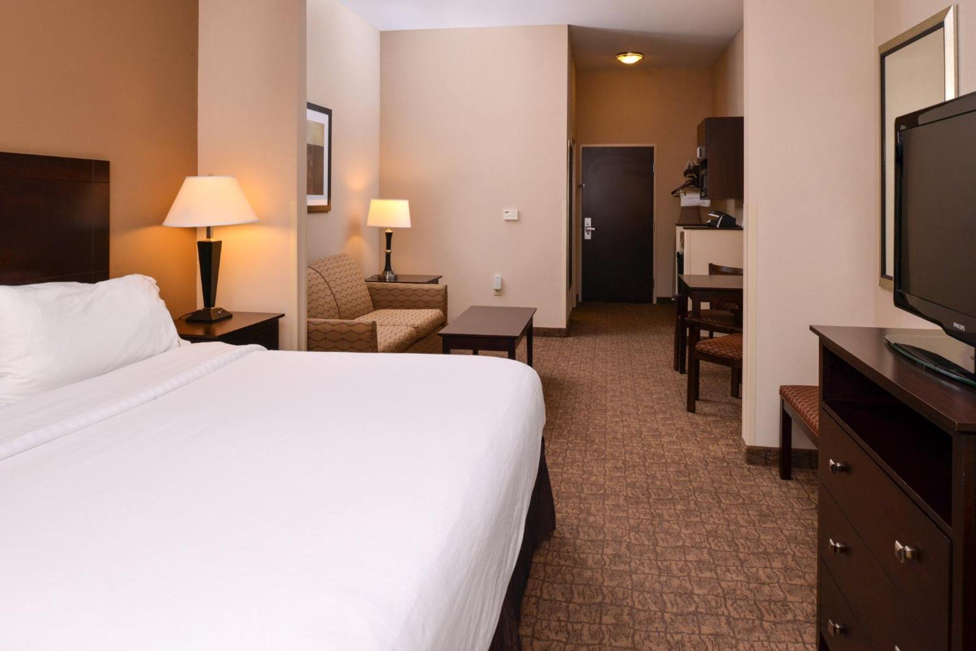 Holiday Inn Express & Suites Fairmont By Ihg Екстериор снимка