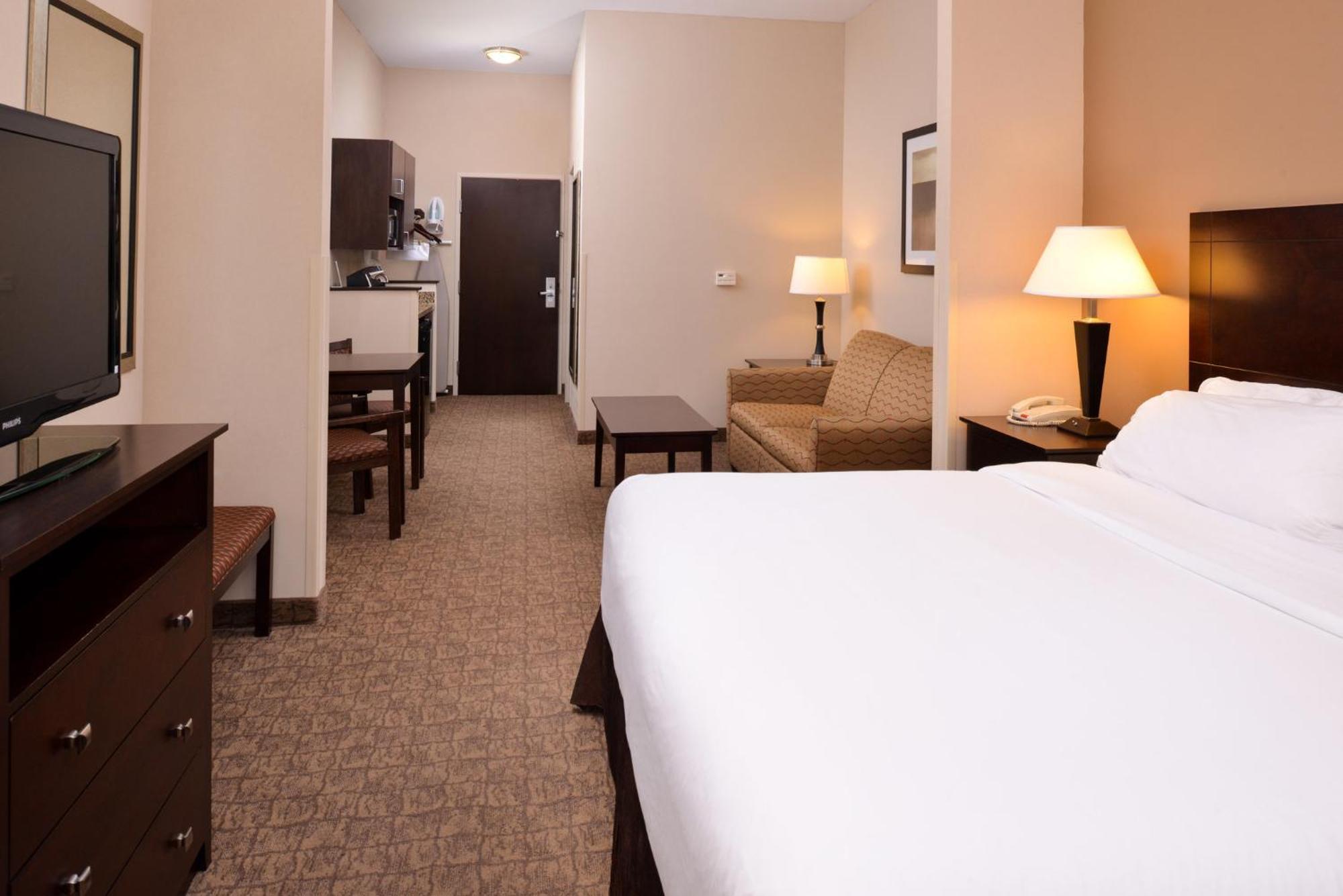 Holiday Inn Express & Suites Fairmont By Ihg Екстериор снимка