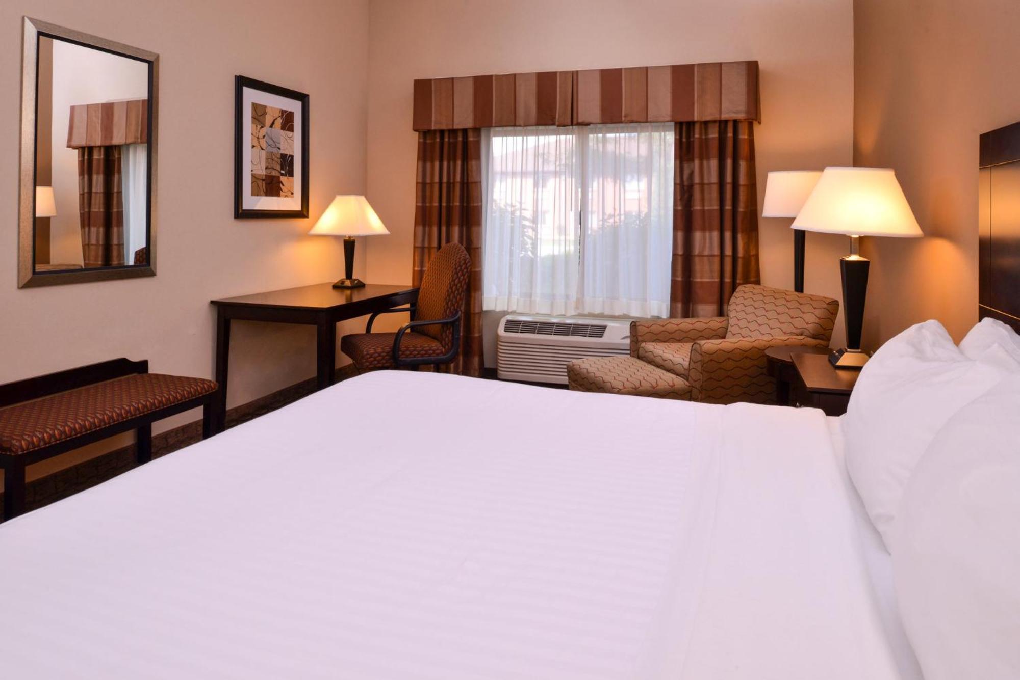 Holiday Inn Express & Suites Fairmont By Ihg Екстериор снимка