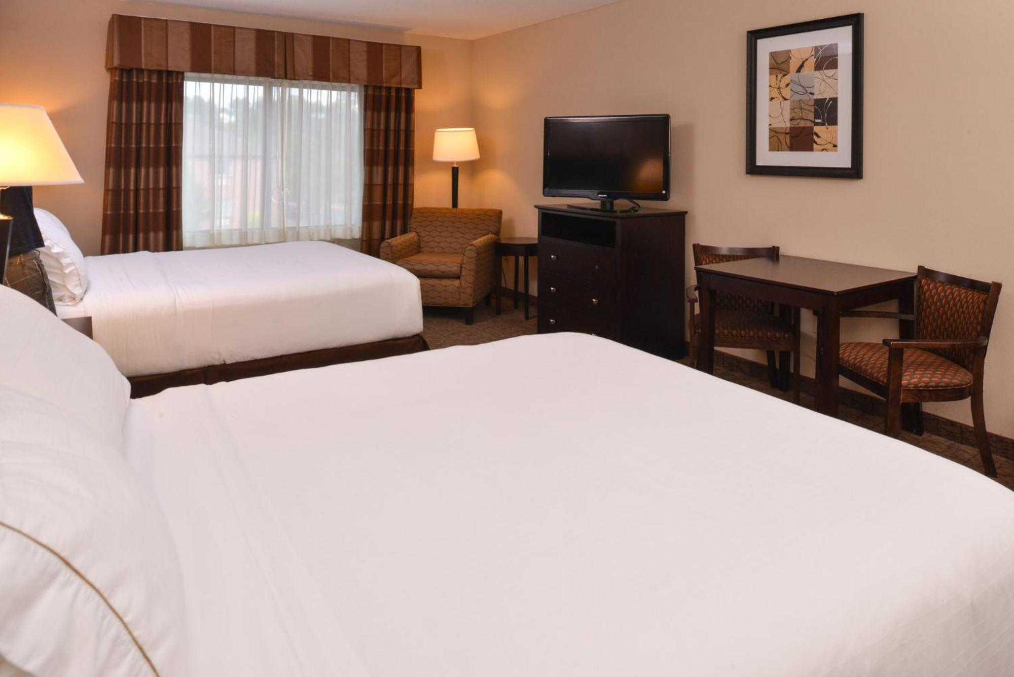 Holiday Inn Express & Suites Fairmont By Ihg Екстериор снимка