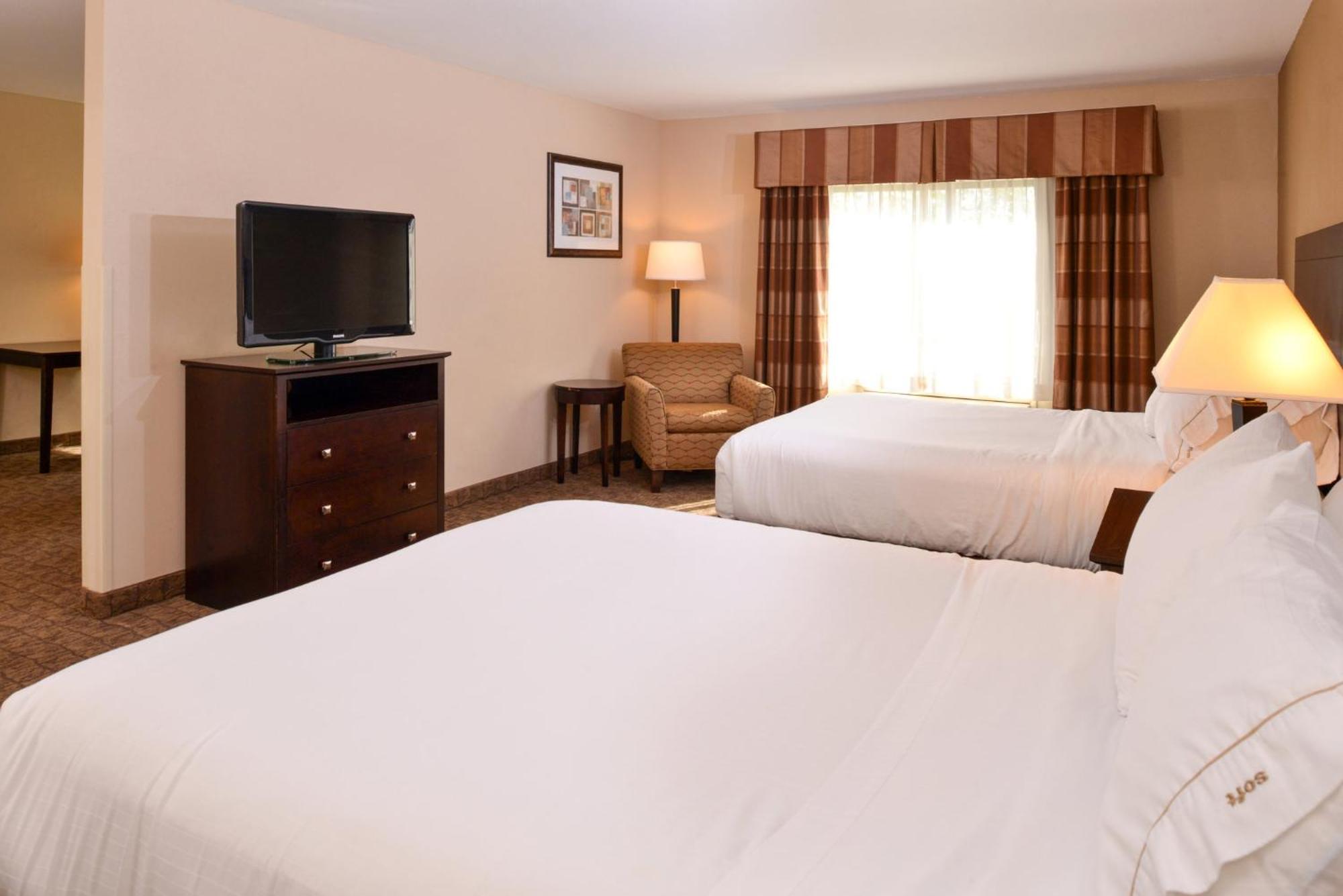 Holiday Inn Express & Suites Fairmont By Ihg Екстериор снимка