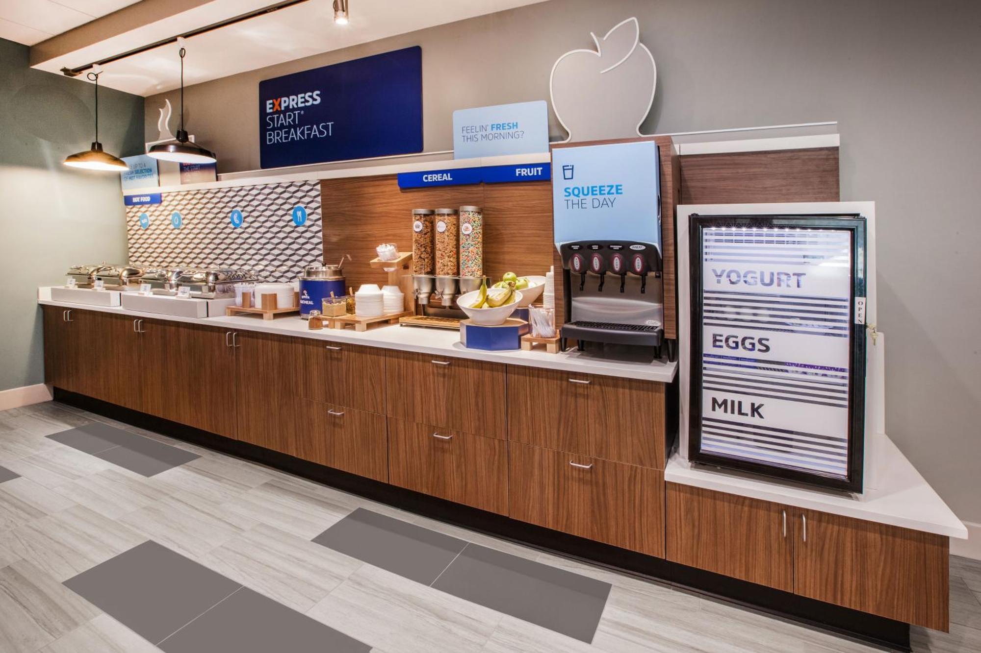 Holiday Inn Express & Suites Fairmont By Ihg Екстериор снимка