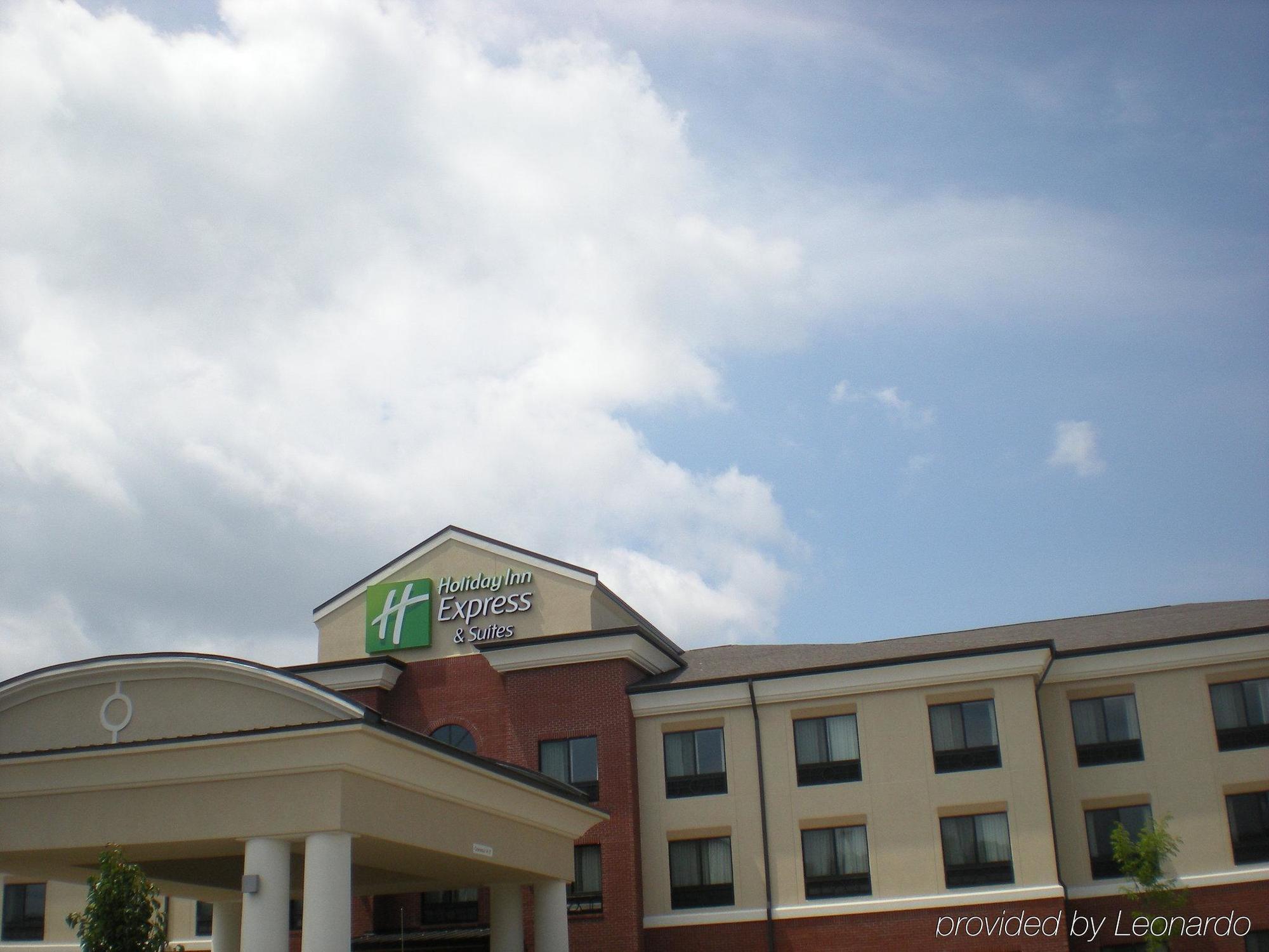 Holiday Inn Express & Suites Fairmont By Ihg Екстериор снимка