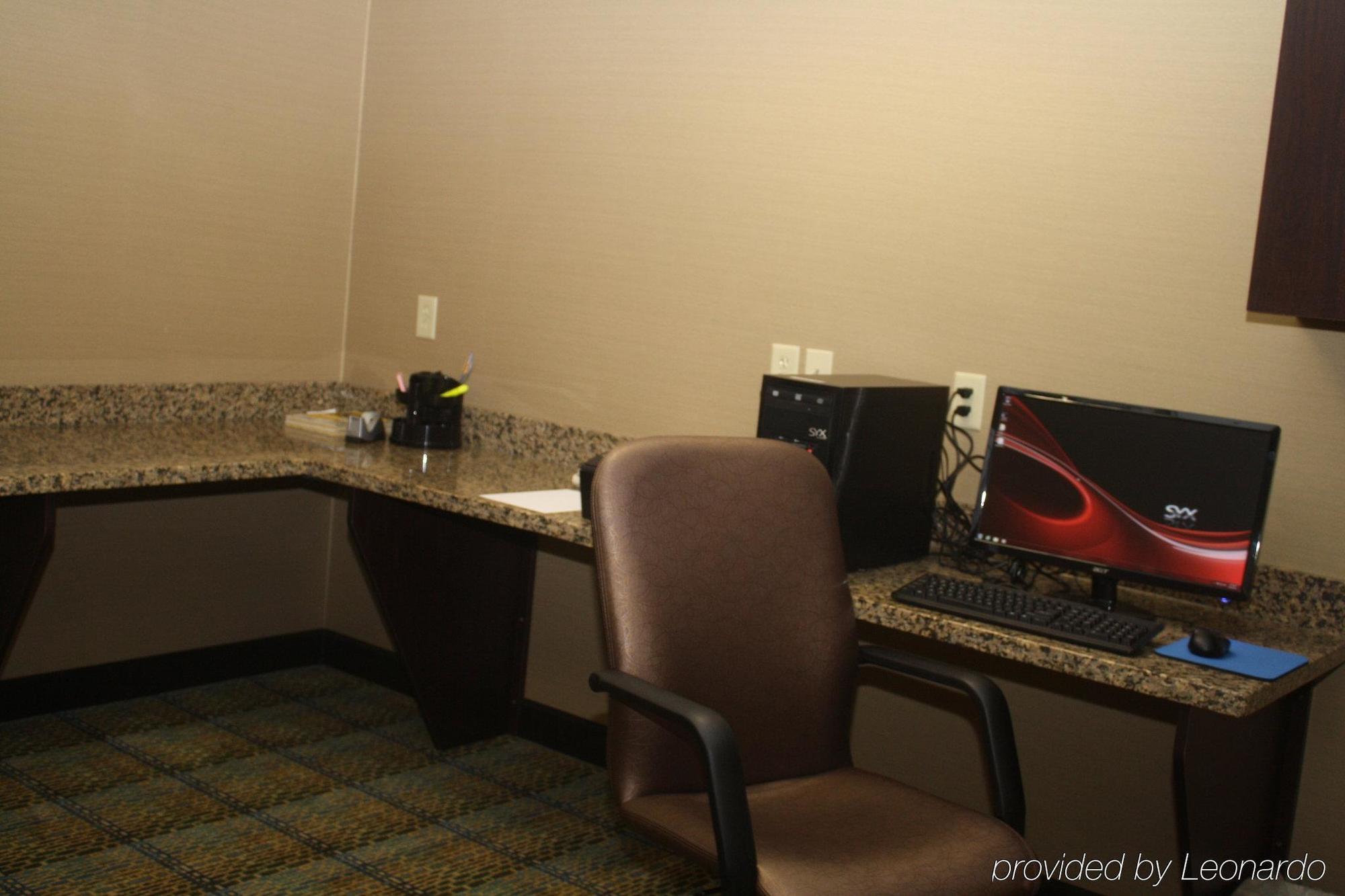 Holiday Inn Express & Suites Fairmont By Ihg Съоръжения снимка