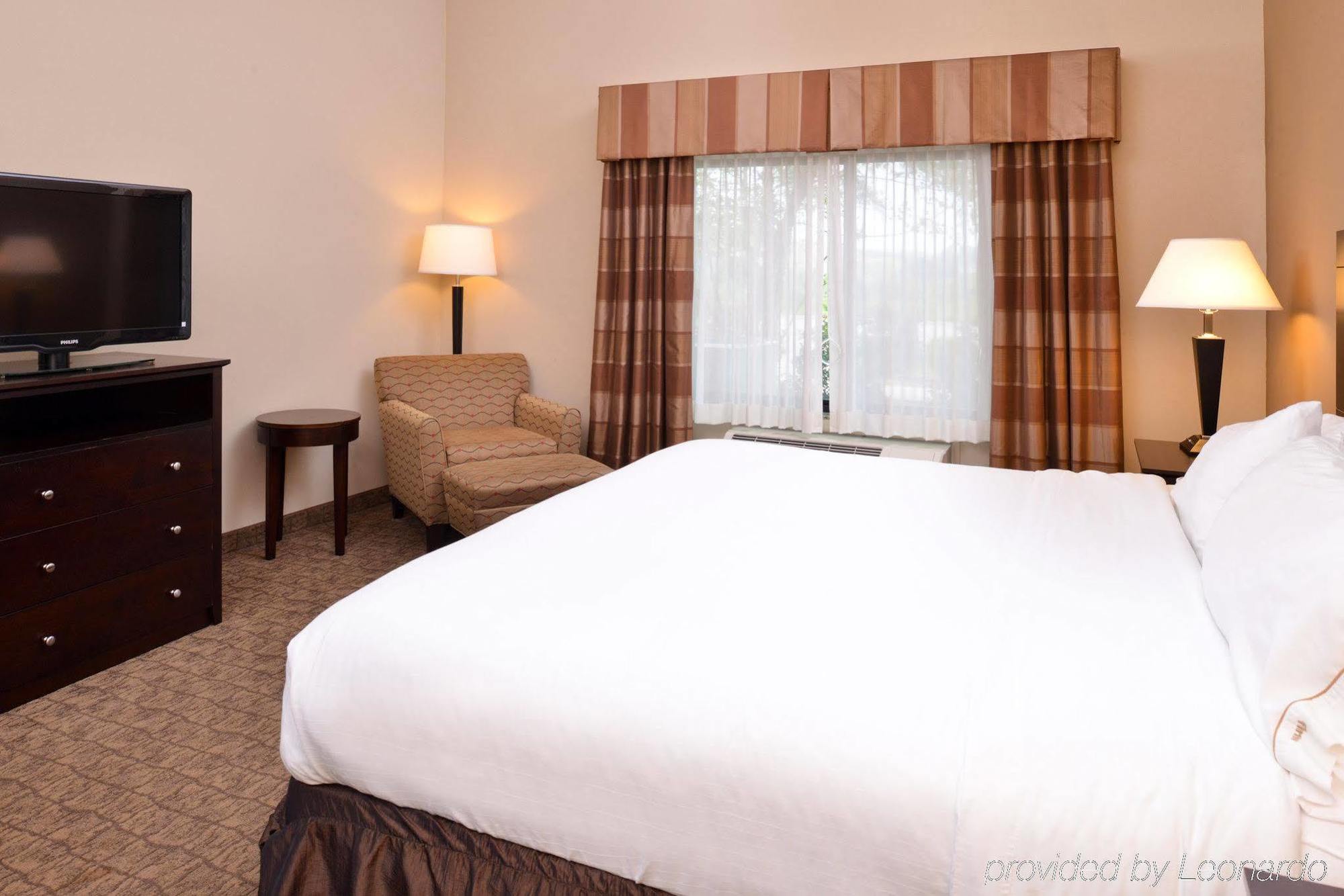 Holiday Inn Express & Suites Fairmont, An Ihg Hotel Екстериор снимка