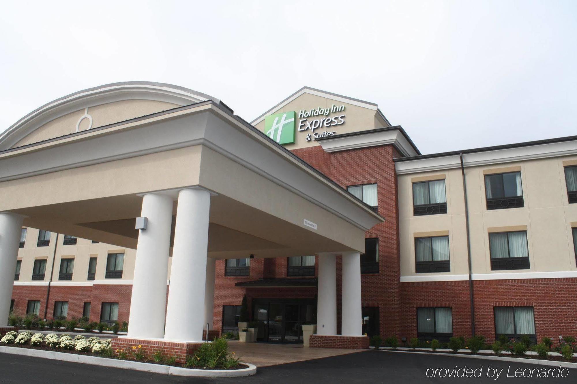 Holiday Inn Express & Suites Fairmont By Ihg Екстериор снимка