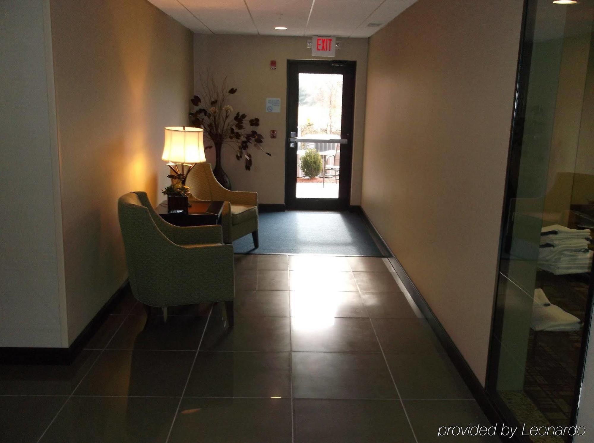 Holiday Inn Express & Suites Fairmont By Ihg Екстериор снимка