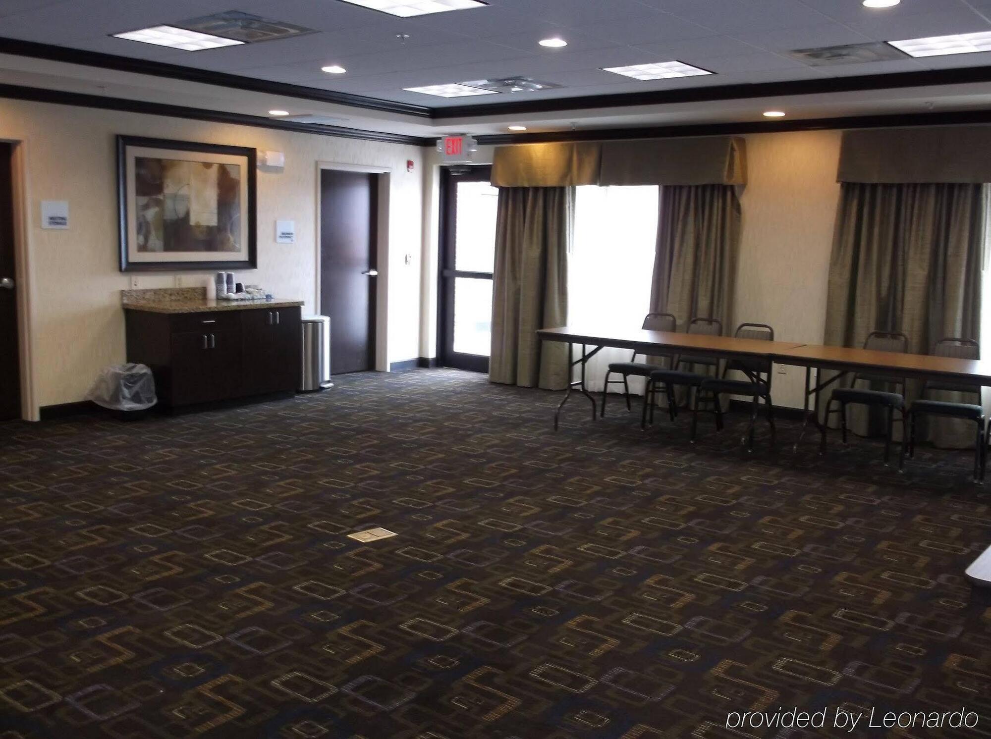 Holiday Inn Express & Suites Fairmont By Ihg Екстериор снимка