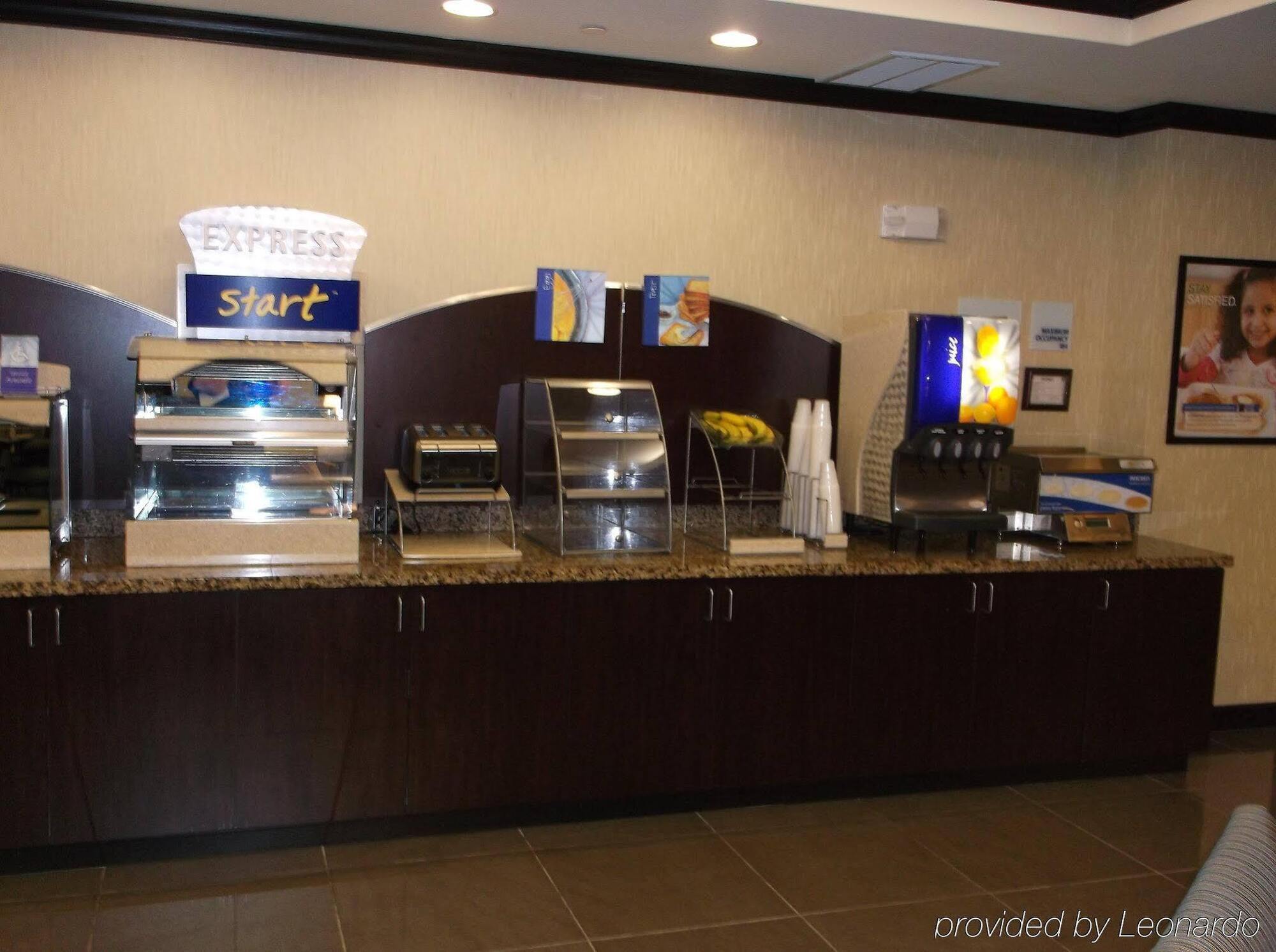 Holiday Inn Express & Suites Fairmont By Ihg Екстериор снимка