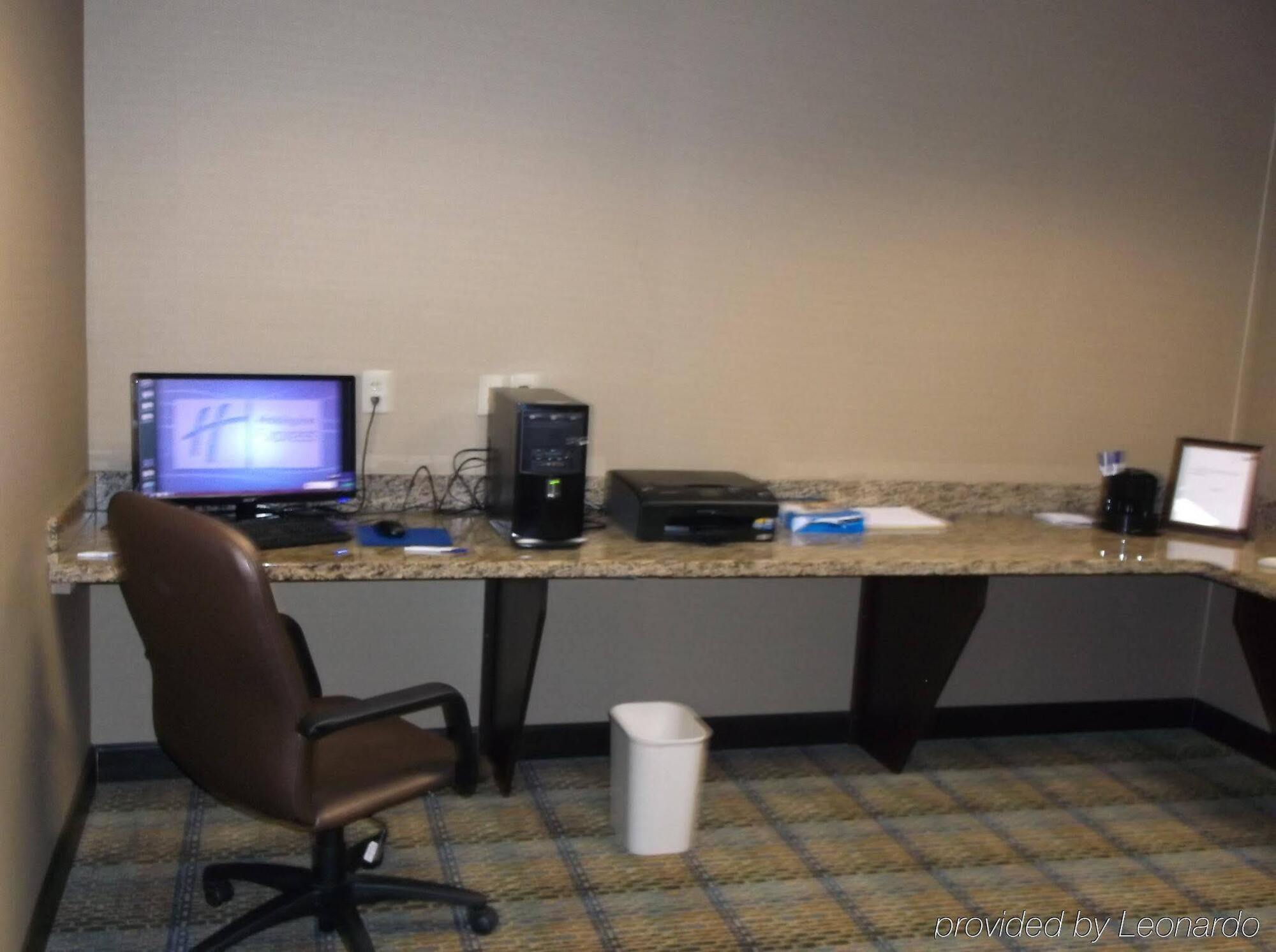 Holiday Inn Express & Suites Fairmont By Ihg Екстериор снимка