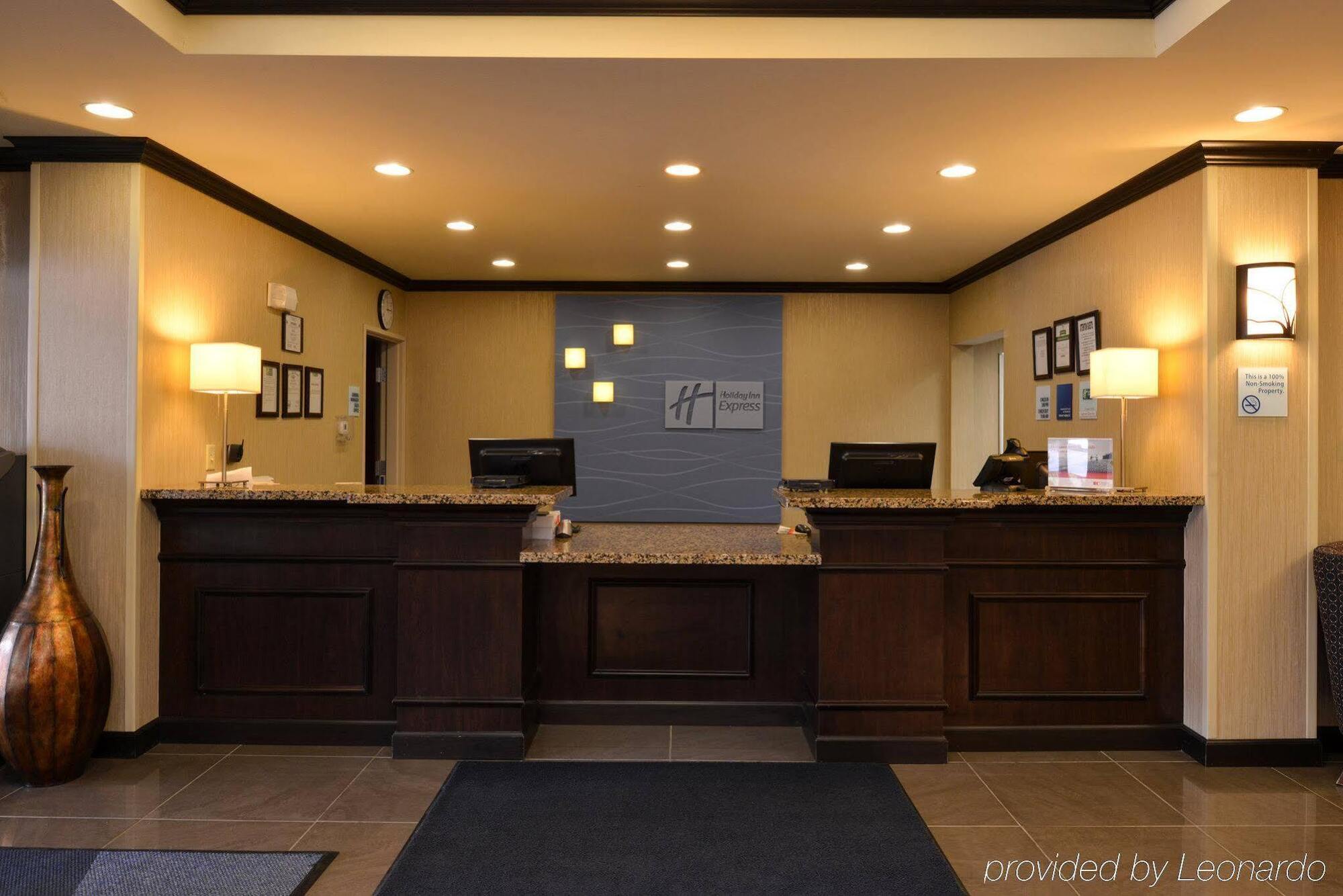 Holiday Inn Express & Suites Fairmont By Ihg Екстериор снимка